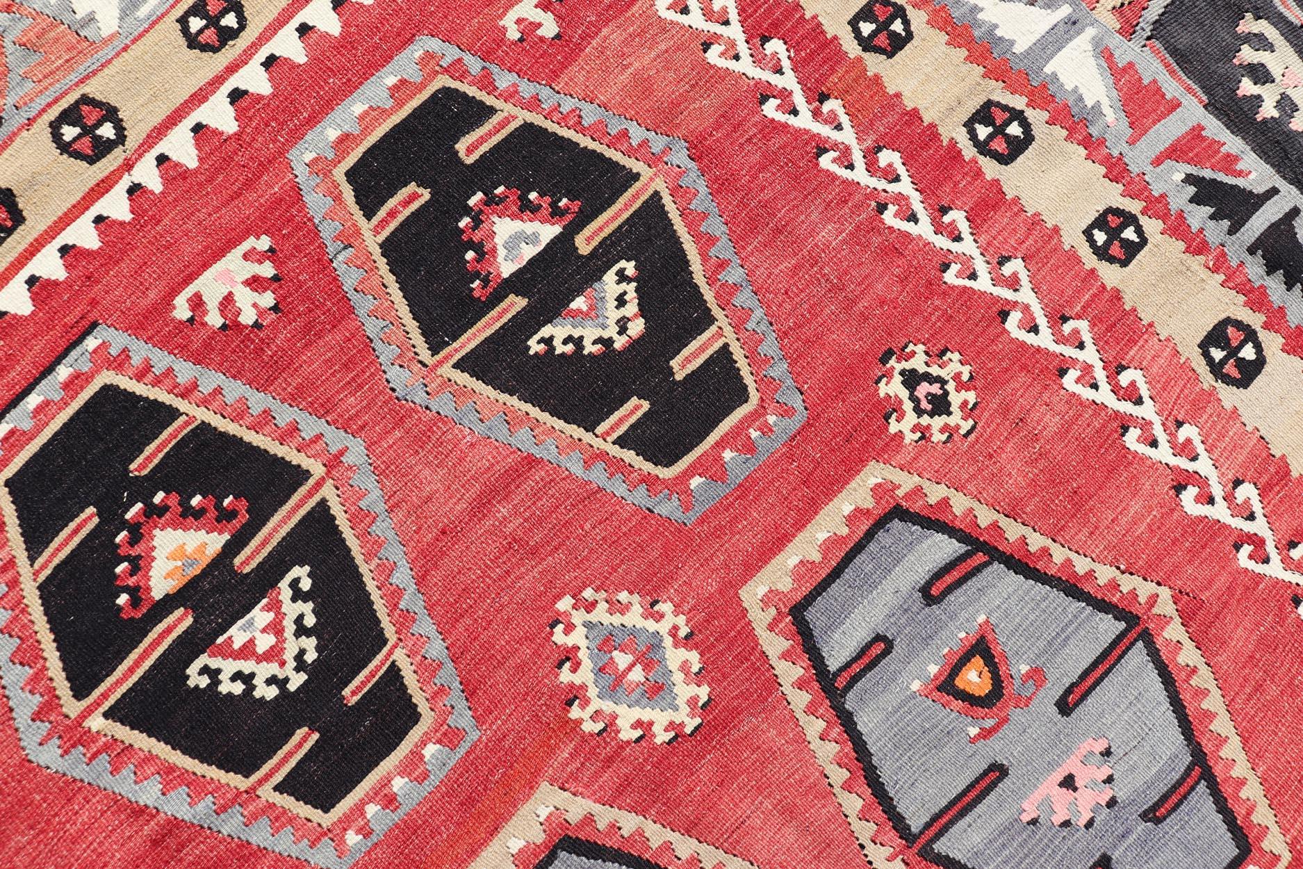 Antiker türkischer Kilim-Teppich mit lebhaften sechseckigen Motiven und satten Rottönen 8'8 x 12'2 im Angebot 1