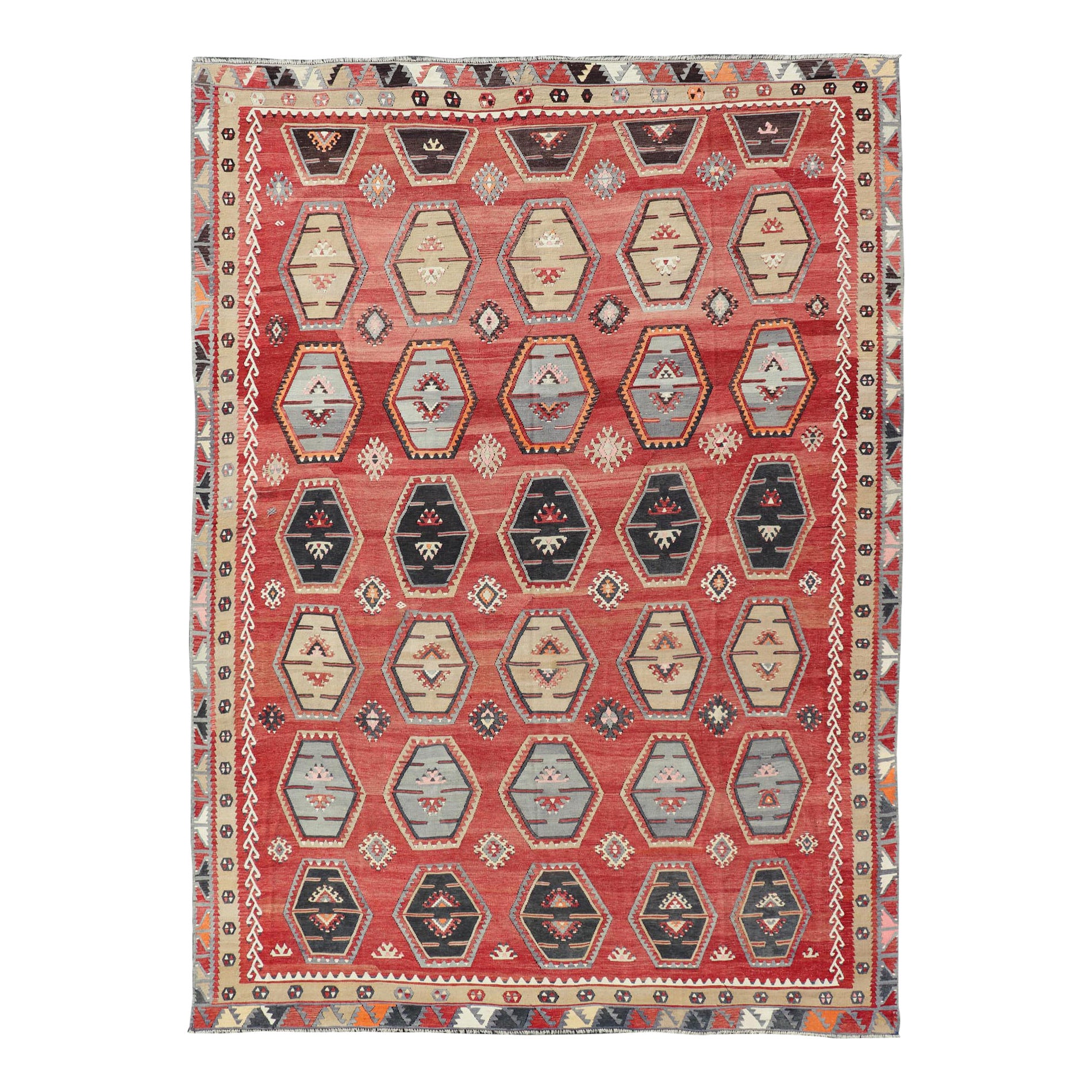 Antiker türkischer Kilim-Teppich mit lebhaften sechseckigen Motiven und satten Rottönen 8
8 x 12
2 im Angebot