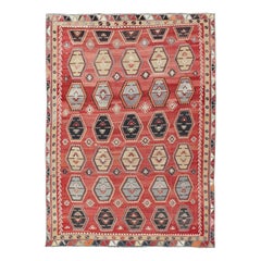 Antiker türkischer Kilim-Teppich mit lebhaften sechseckigen Motiven und satten Rottönen 8
8 x 12
2