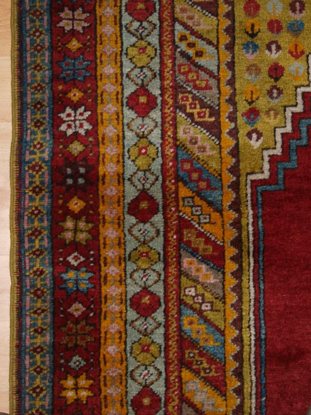 Antique Turkish Kirsehir Village Prayer Rug Of Traditional Design, Circa 1920 In Excellent Condition For Sale In Moreton-In-Marsh, GB