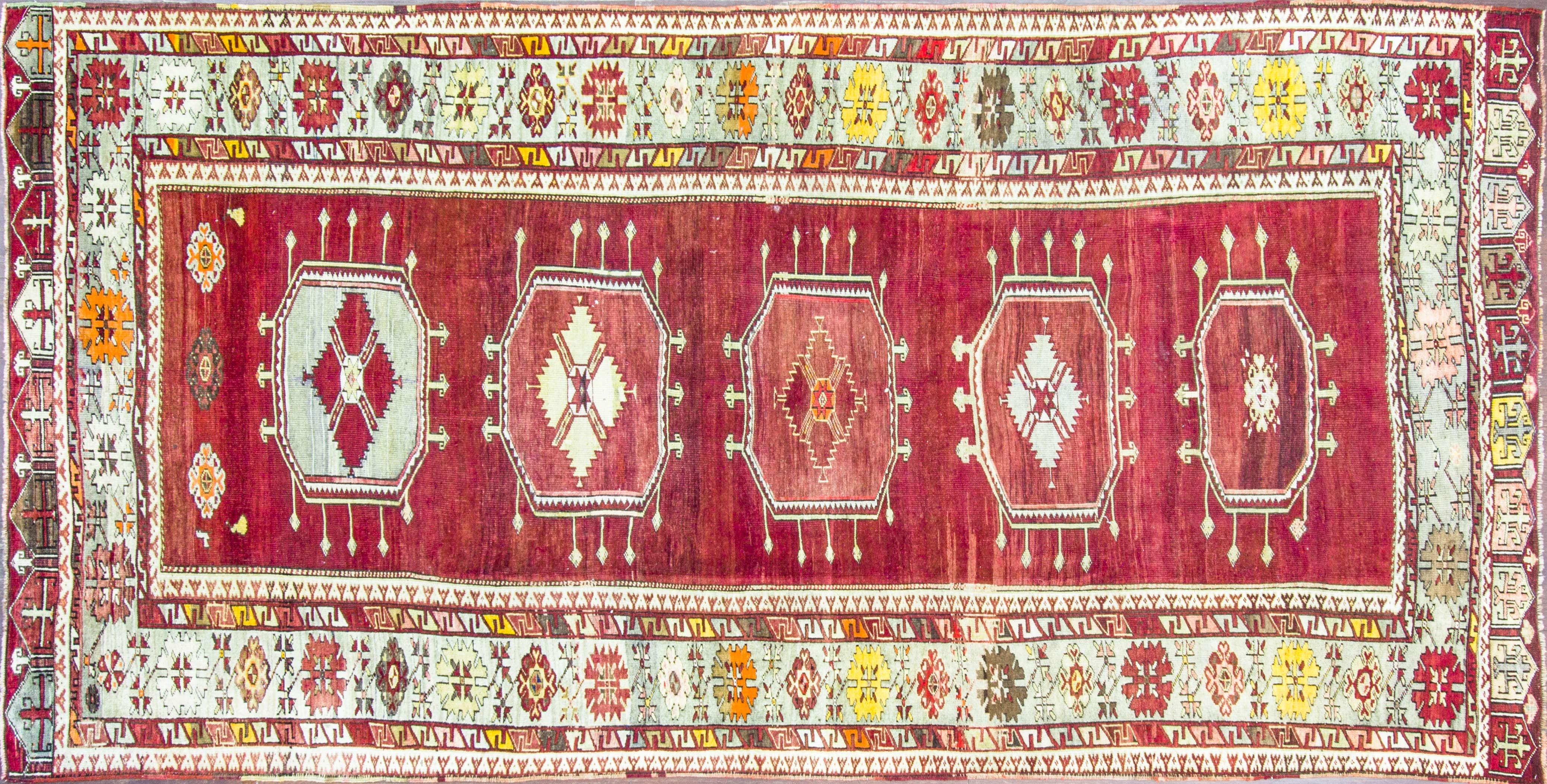
Il s'agit d'un authentique tapis fait à la main.  Il a été fabriqué en Turquie dans les années 1920 ou avant. 
 Il est très fin  qualité de la laine.

Une Galerie/Runner turque Oushak tissée à la main, absolument incroyable, avec d'inhabituels