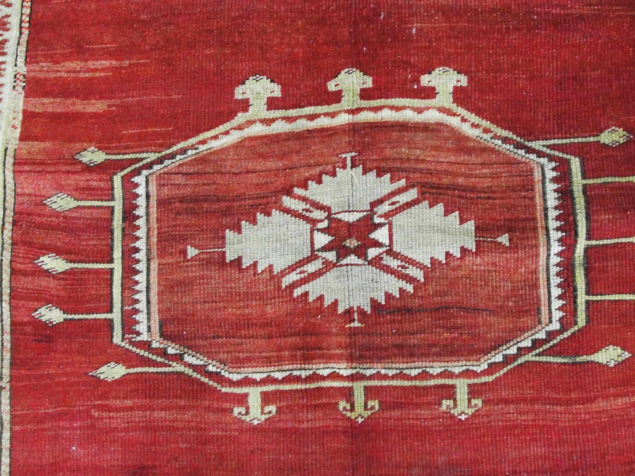 Noué à la main Ancien tapis de Kirshehir turc (a Gallery) en vente