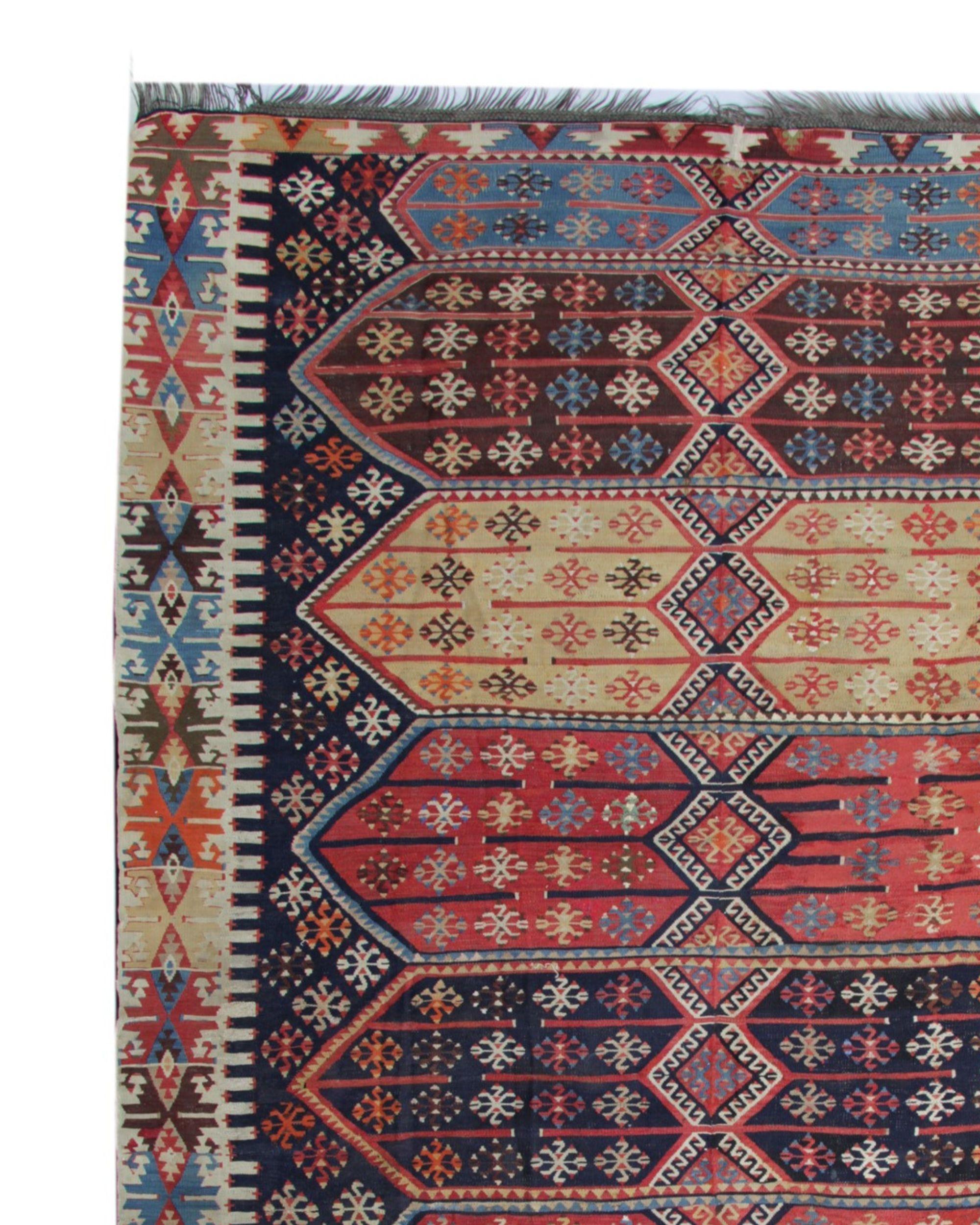 Questo eccezionale Rug & Kilim turco degli anni '80 del XIX secolo è un capolavoro a tessitura piana raro e altamente collezionabile, che mette in mostra secoli di tradizione tribale di tessitura. Ricco di toni multicolore di blu, rosso, terracotta,