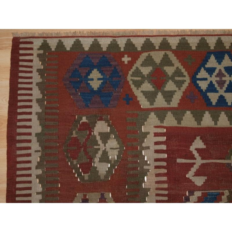 Antico kilim turco della regione di Konya, probabilmente dell'area di Obruk
Circa 1900

Un kilim dal design tradizionale e audace che si trova nei dintorni della città di Obruk Colori tenui e pastello con un buon blu indaco chiaro Questo kilim fa