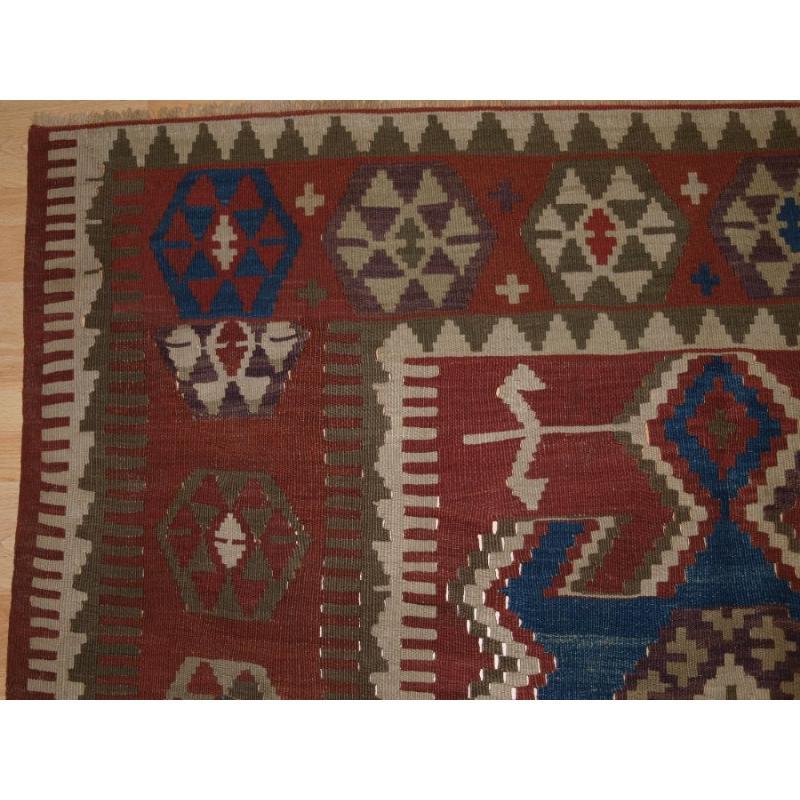 Antico kilim turco della regione di Konya, probabilmente dell'area di Obruk
Circa 1900

Un kilim dal design tradizionale e audace che si trova nei dintorni della città di Obruk Colori tenui e pastello con un buon blu indaco chiaro Questo kilim fa