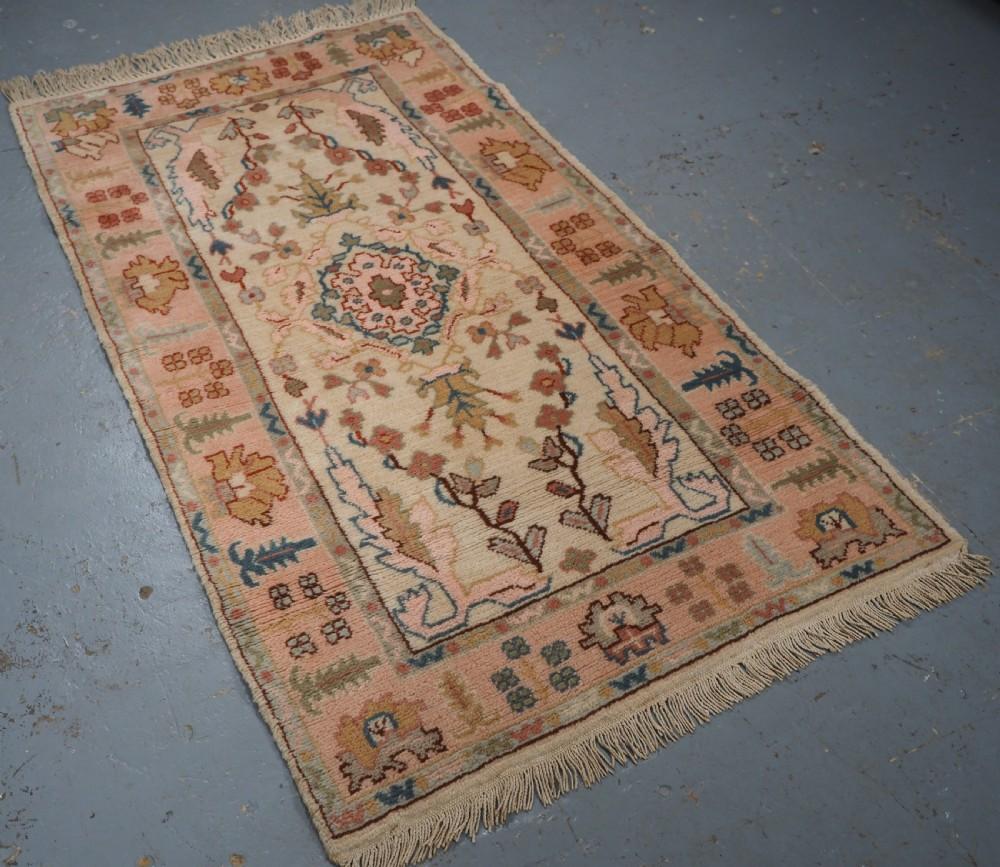 Antico tappeto turco Kula Oushak con colori pastello molto tenui
Circa 1900

Il tappeto presenta un piccolo medaglione centrale circondato da una vite fiorita su un fondo avorio. Il bordo floreale è su un fondo rosa molto tenue.

Lo stato di