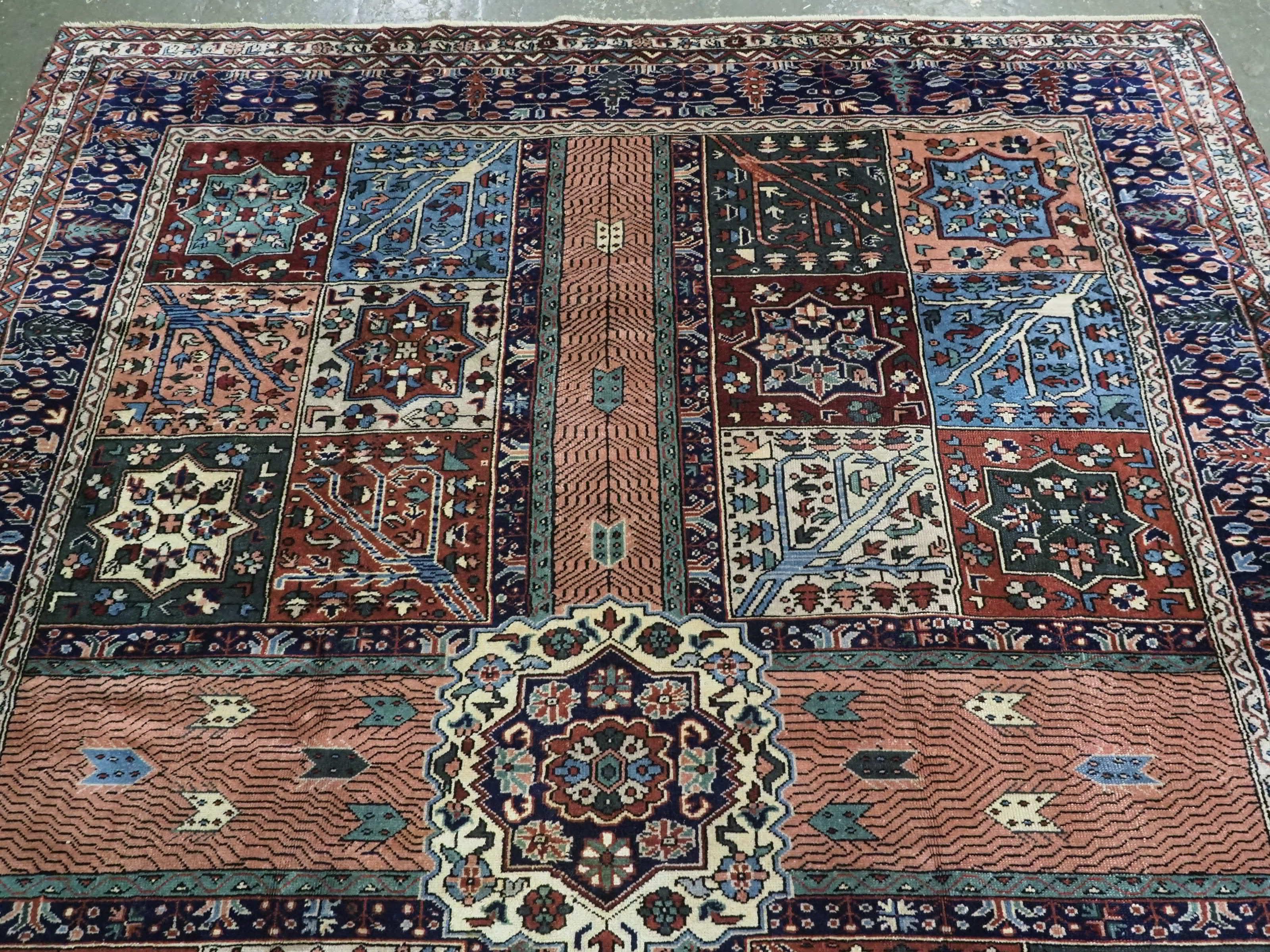 Antiker türkischer Kula-Teppich mit traditionellem persischen Garten-Design.  Um 1900. (Türkisch) im Angebot
