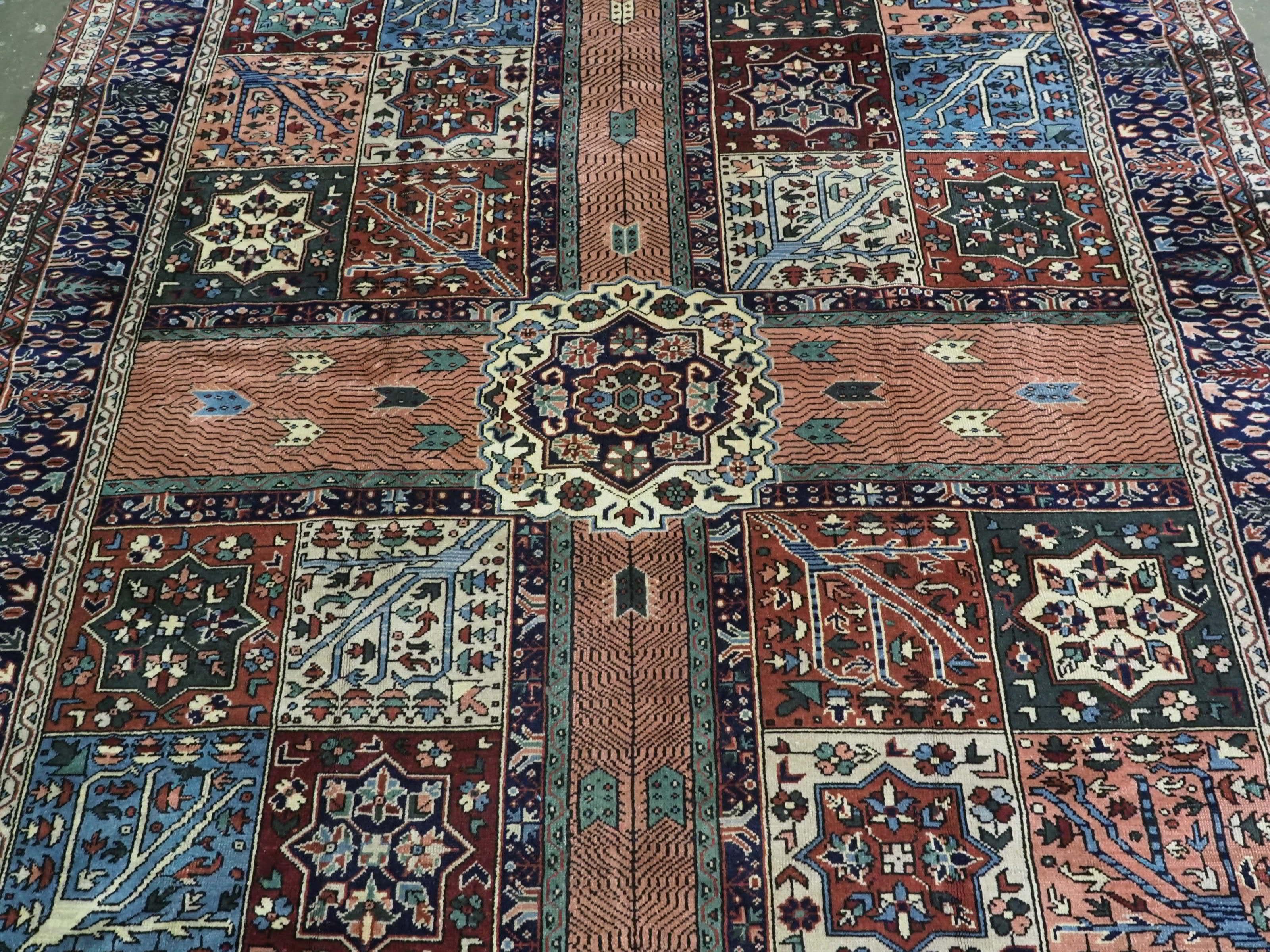 Antiker türkischer Kula-Teppich mit traditionellem persischen Garten-Design.  Um 1900. im Zustand „Gut“ im Angebot in Moreton-In-Marsh, GB