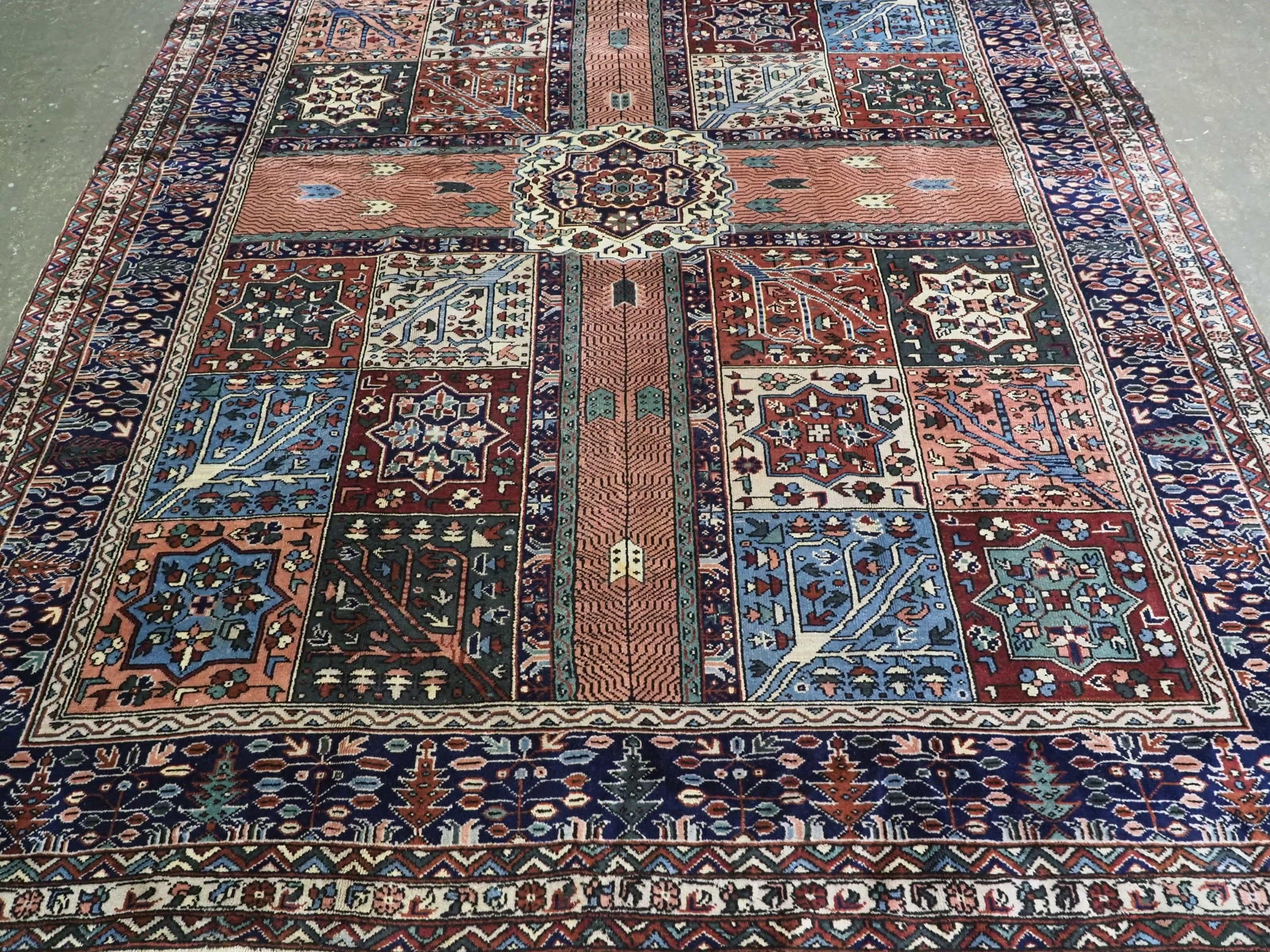 Antiker türkischer Kula-Teppich mit traditionellem persischen Garten-Design.  Um 1900. (Frühes 20. Jahrhundert) im Angebot