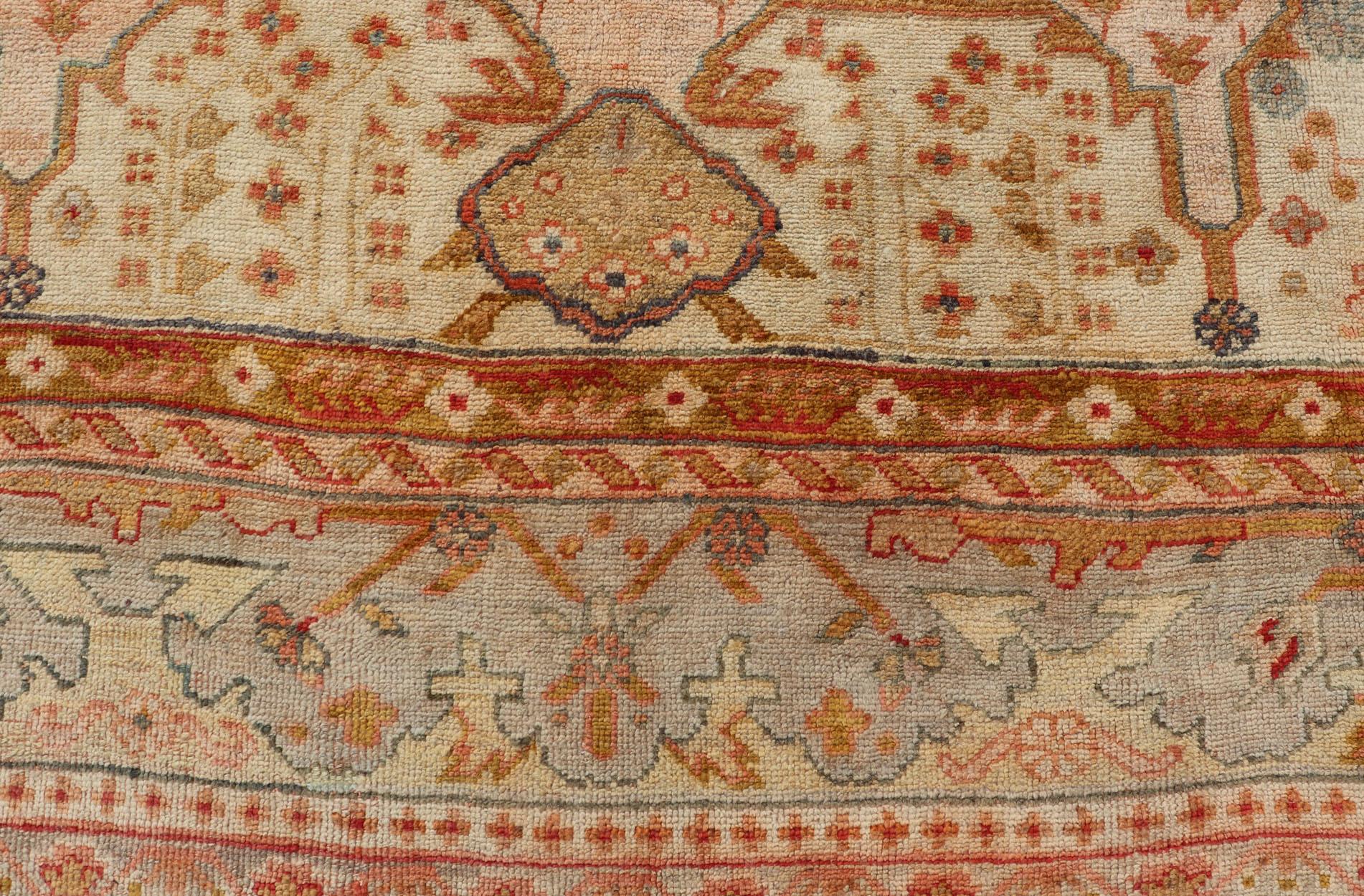 Antiker türkischer großer Oushak farbenfroher Teppich in Lachs, Grün, Gelb, Orange im Angebot 4