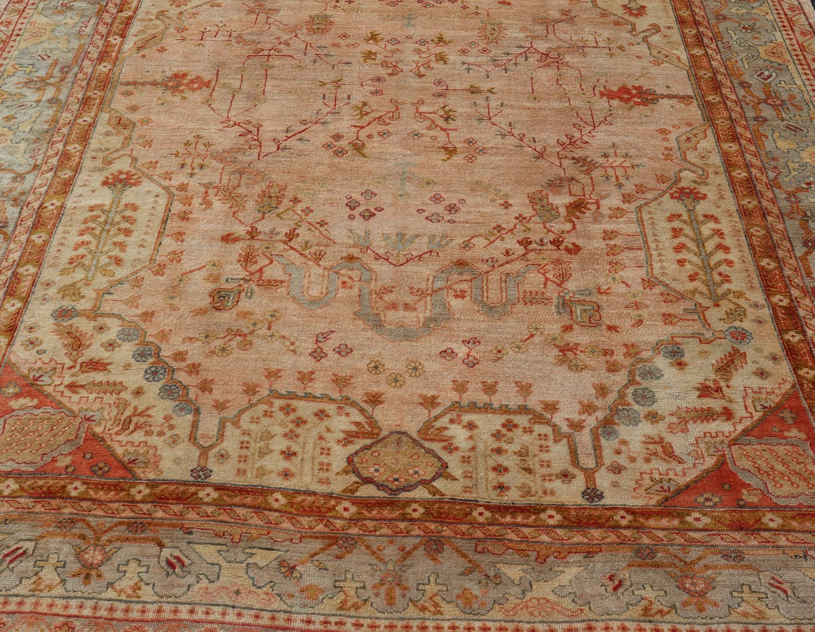 Antiker türkischer großer Oushak farbenfroher Teppich in Lachs, Grün, Gelb, Orange (Türkisch) im Angebot