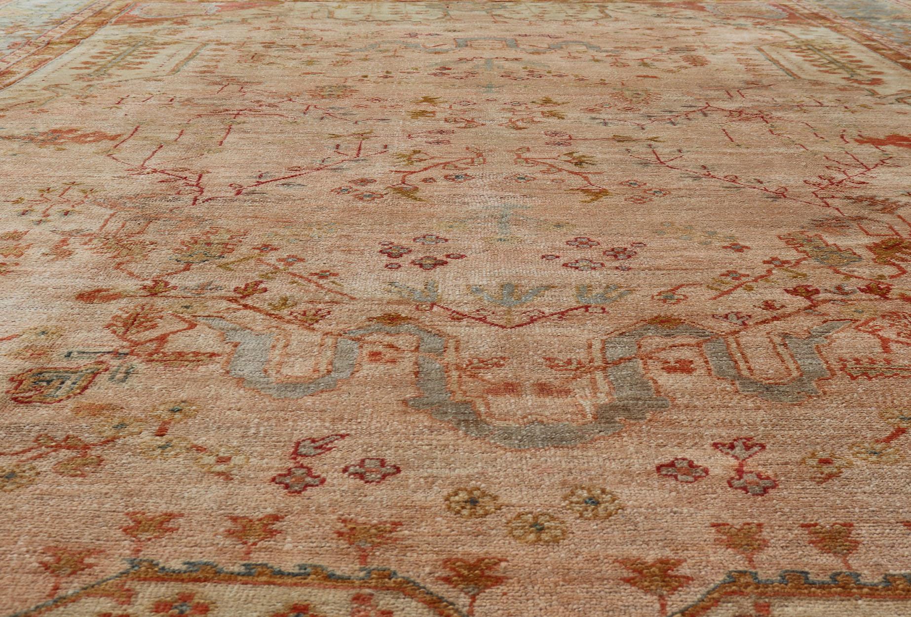Antiker türkischer großer Oushak farbenfroher Teppich in Lachs, Grün, Gelb, Orange (Handgeknüpft) im Angebot