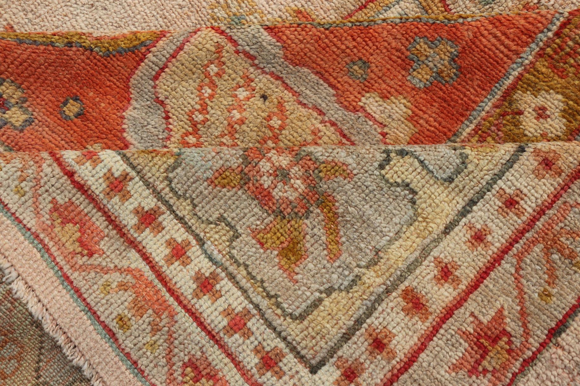 Antiker türkischer großer Oushak farbenfroher Teppich in Lachs, Grün, Gelb, Orange (Wolle) im Angebot