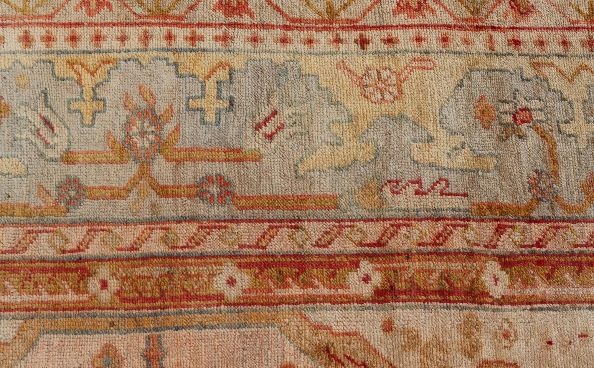 Antiker türkischer großer Oushak farbenfroher Teppich in Lachs, Grün, Gelb, Orange im Angebot 2