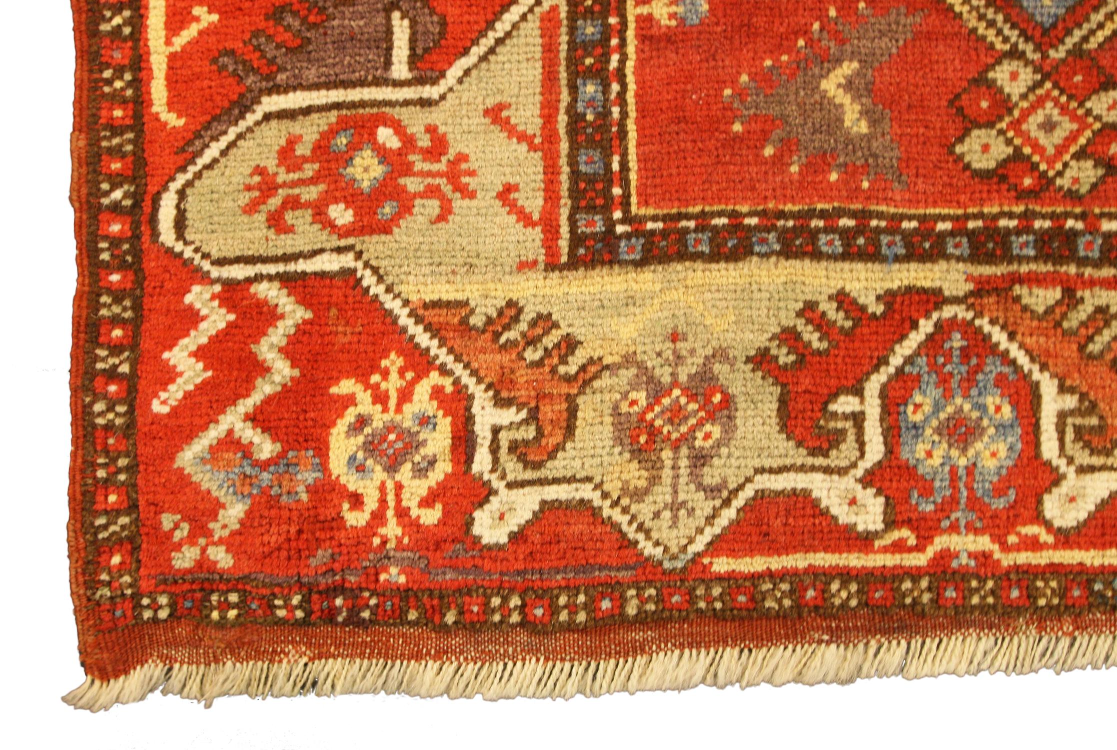 Es handelt sich um einen antiken Melas-Teppich, der Ende des 19. Jahrhunderts in der Türkei gewebt wurde und 118 x 80 cm groß ist. Das Feld besteht aus zwei großformatigen Medaillons auf rotem Hintergrund. Die Umrandung besteht aus einem