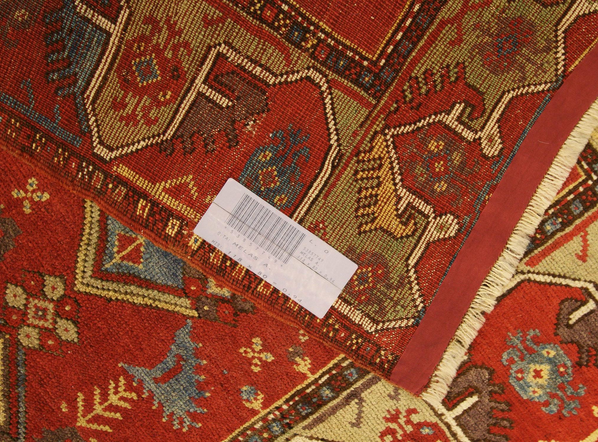 Antiker, großformatiger, roter Teppich mit Medaillons aus türkischen Melas, 19. Jahrhundert (Handgeknüpft) im Angebot