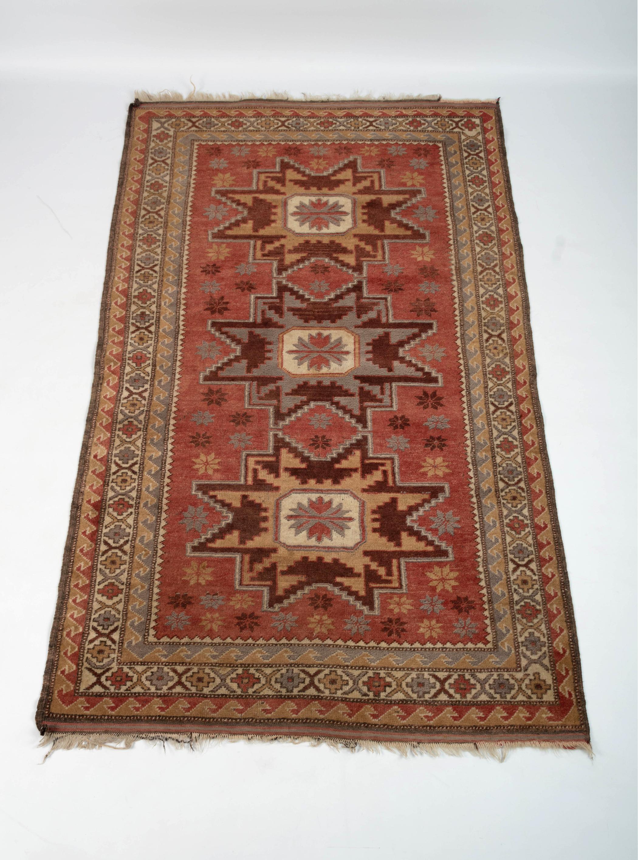 Antico tappeto turco in lana Melas Anotalia C.1920

Un tappeto tribale turco Melas proveniente dall'Anatolia occidentale. Annodato a mano in lana.
Raffigura tre losanghe centrali con un fondo floreale e un bordo a tre livelli.
In ottime