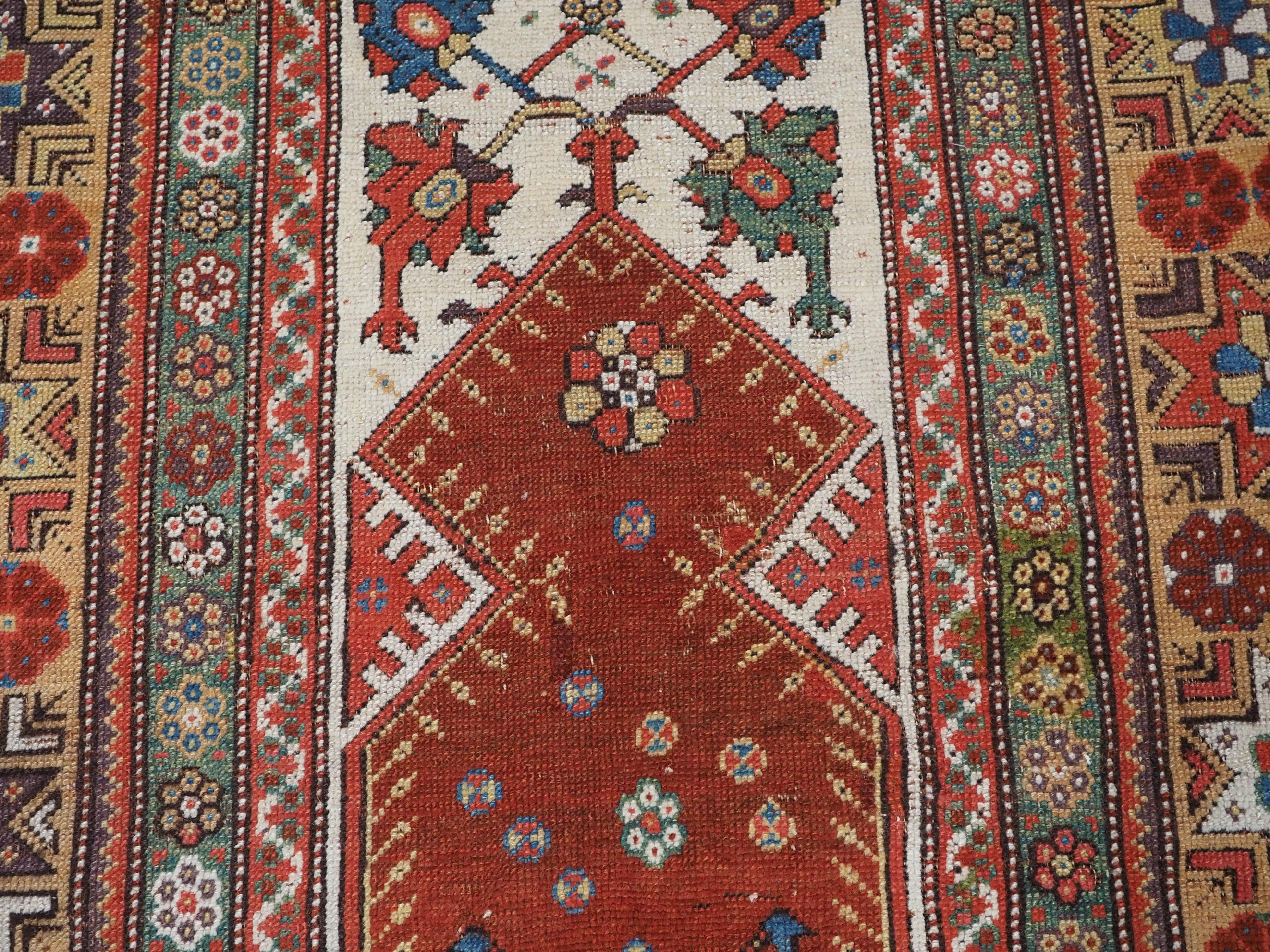 Antique Turkish Milas prayer rug of classic design, circa 1800-1825. For Sale 4