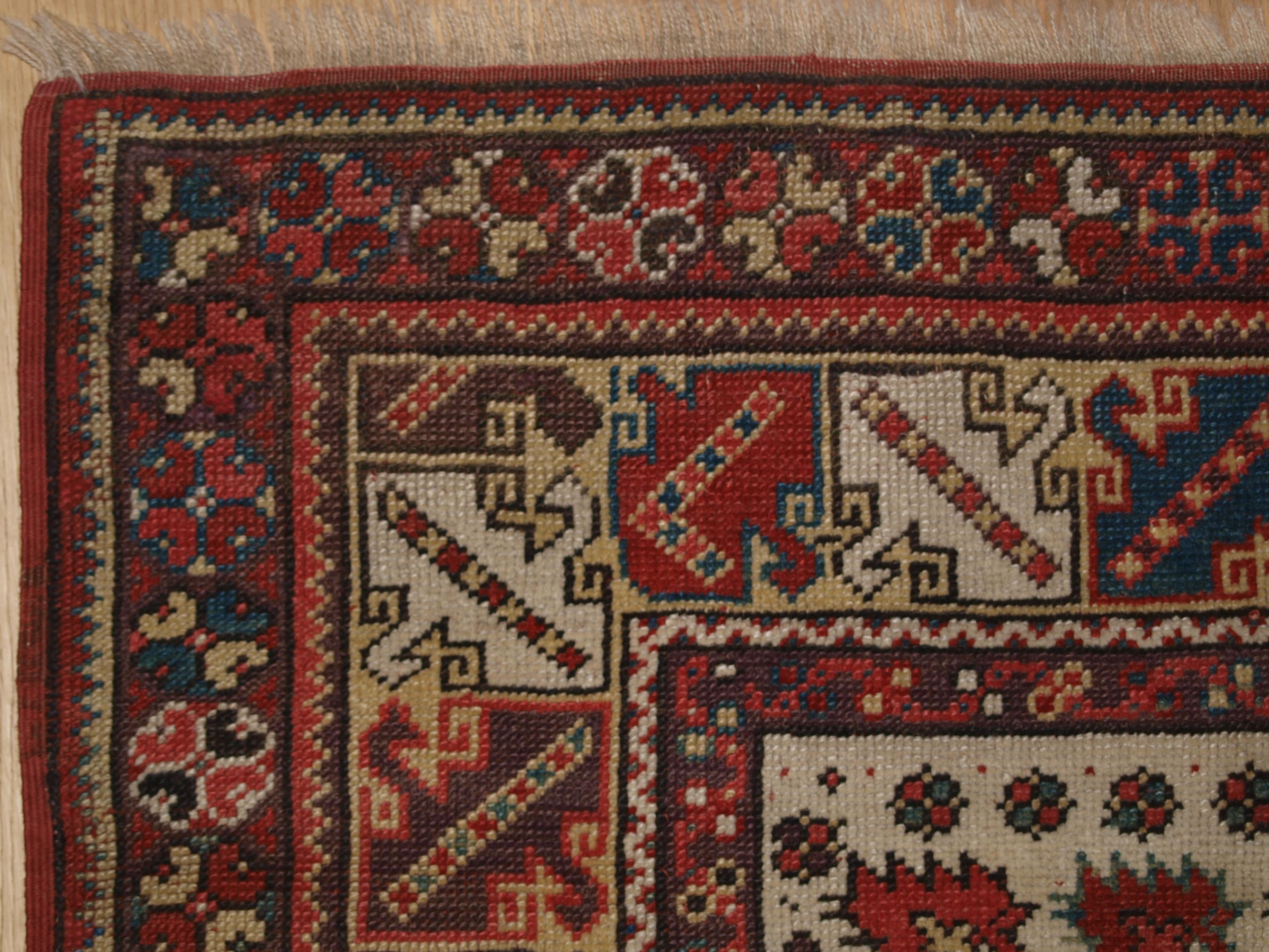 Größe: 129 x 91 cm (4ft 3in x 3ft 0in).

Antiker türkischer Milas Gebetsteppich in klassischem Design mit herrlich weicher Wolle und kleiner Größe.

2. Hälfte 19. Jahrhundert.

Der Teppich hat sehr weiche Wolle und einen sehr lockeren Griff. Der