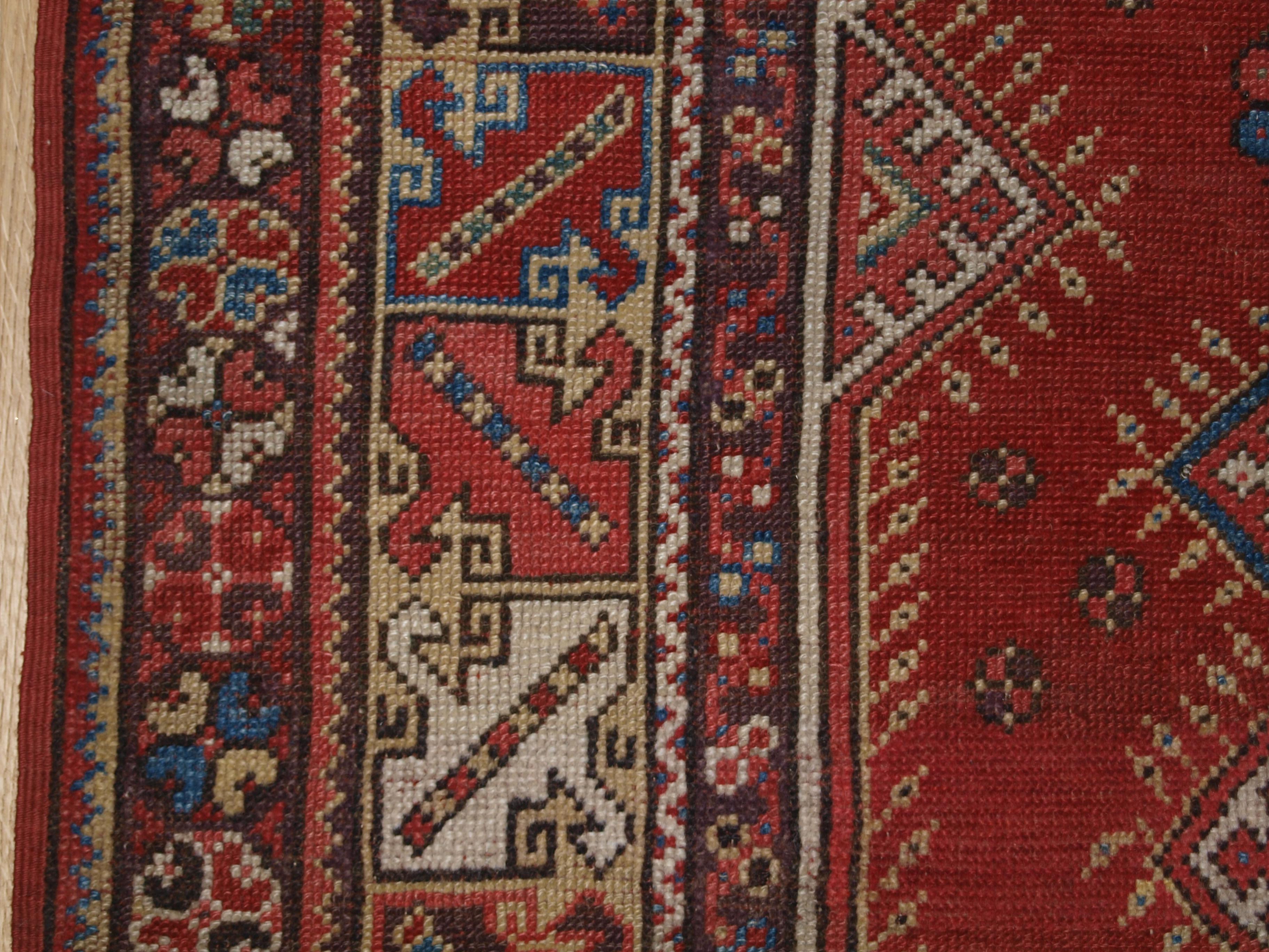 Antiker türkischer Milas Gebetsteppich in klassischem Design mit herrlich weicher Wolle. (Türkisch) im Angebot