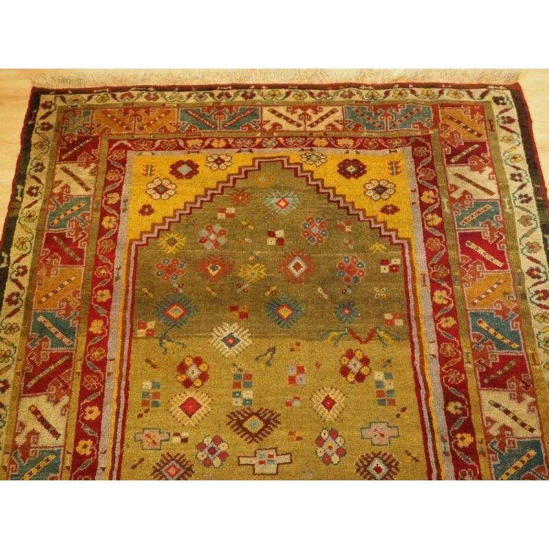 Antiker türkischer Milas-Teppich mit scharfem grünem Grund, um 1875 (Türkisch) im Angebot