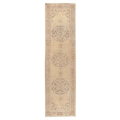 Antiker türkischer Sivas-Teppich-Läufer mit hafermehlfarbenem Shabby-Chic  2'10 x 10'5