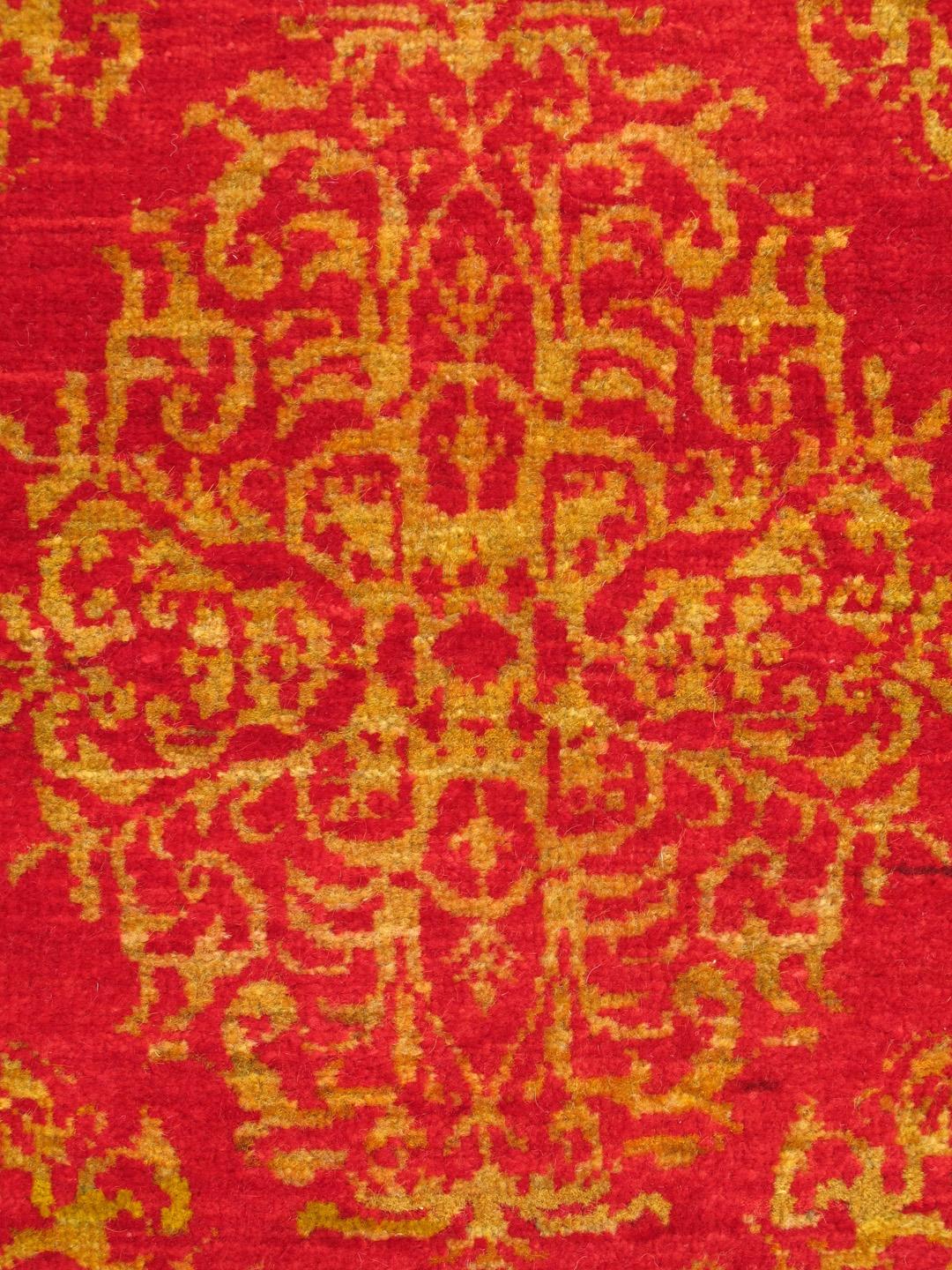 Antique Turkish Ottoman rug with Floral Medallion in red, green and Gold 

 Keivan Woven Arts rug TU-VEY-9, country of origin / type: Turkey / Ottoman, circa 1920

Handwoven in Turkey, this antique Ottoman rug creates a dynamic aesthetic through