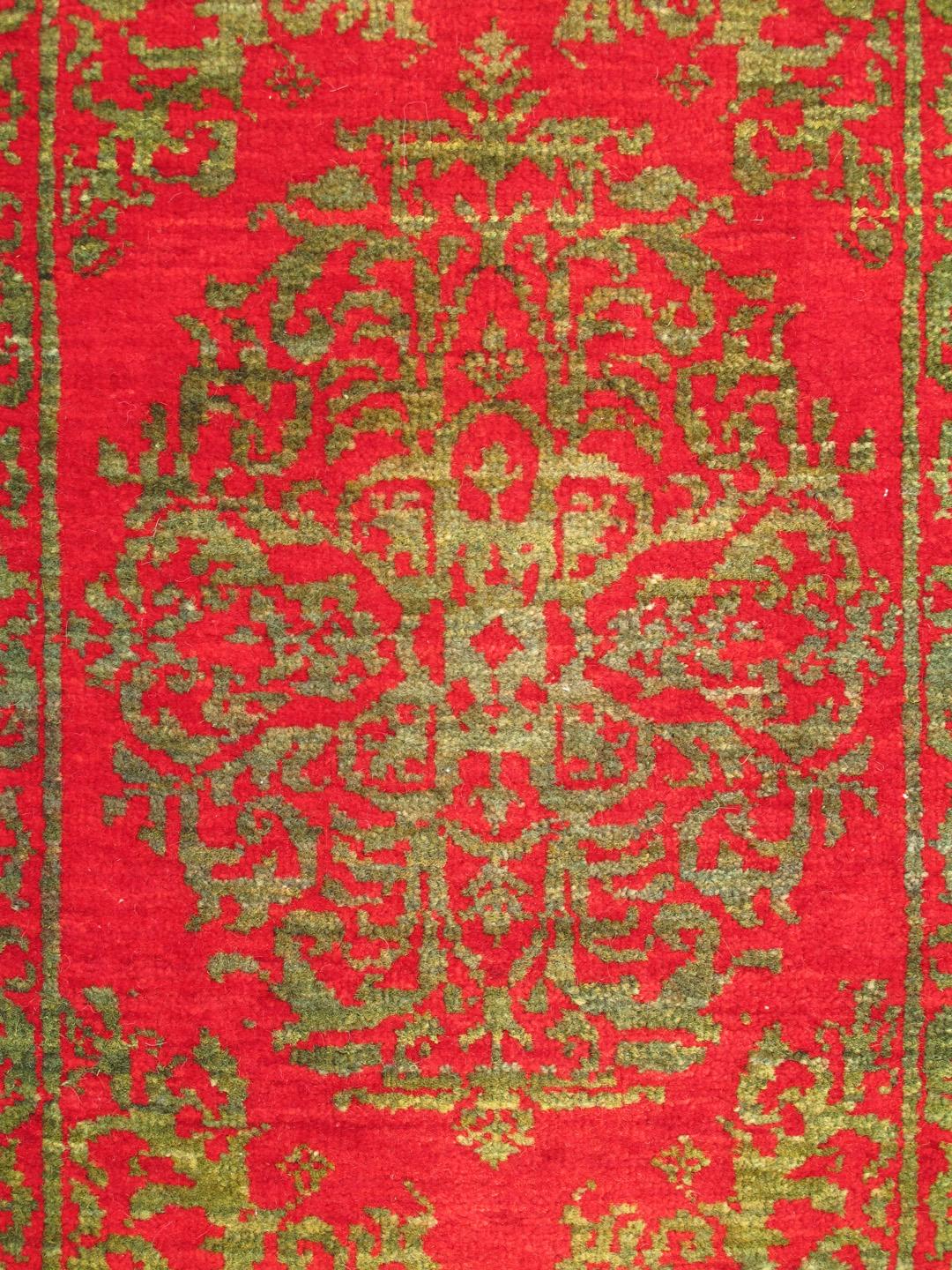 Antique Turkish ottoman rug with floral medallion in red and green, Keivan Woven Arts rug TU-VEY-8, country of origin / type: Turkey / Ottoman, circa 1920

Handwoven in Turkey, antique Ottoman rug creates a dynamic aesthetic through rich color and