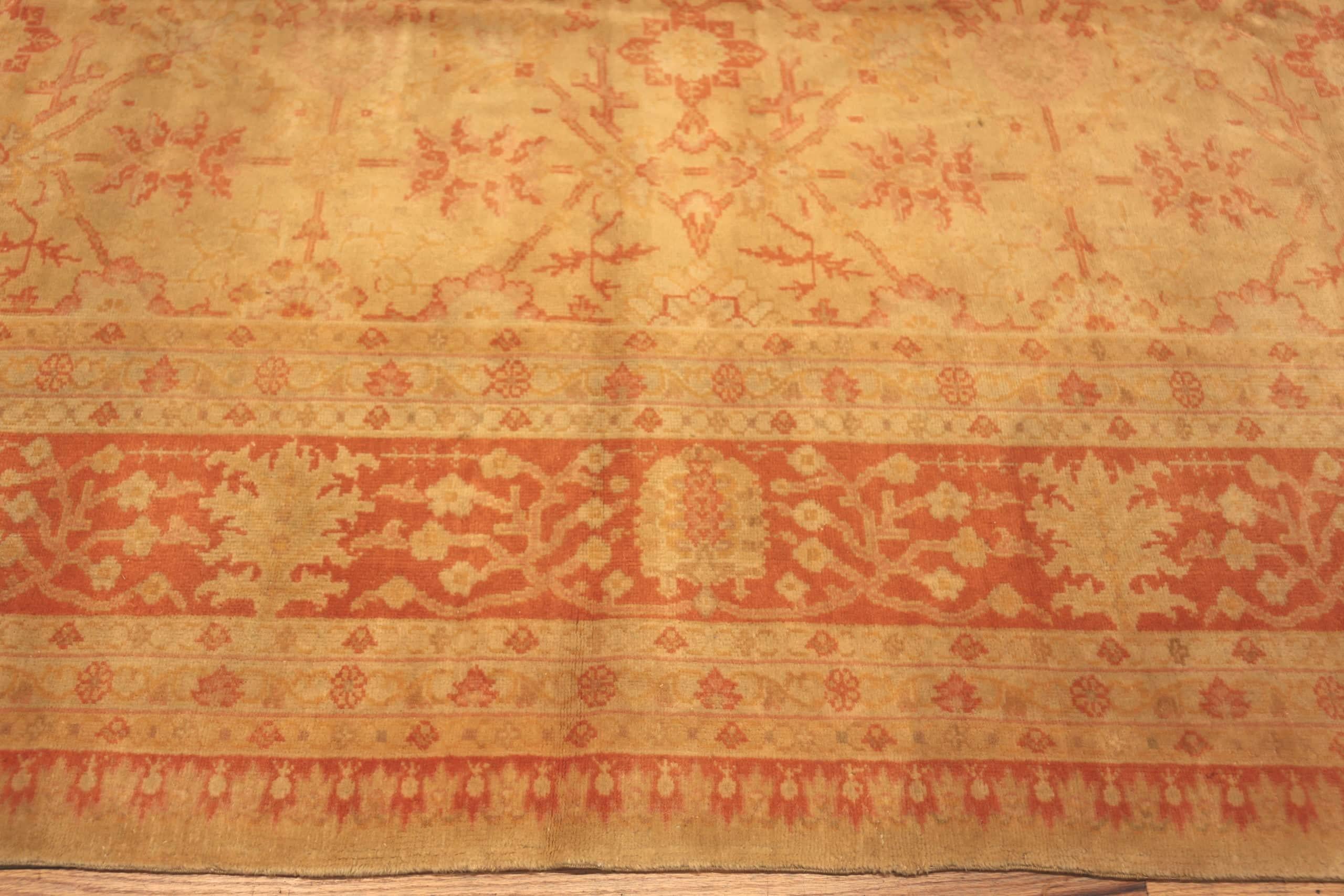 Dekorativer antiker luxuriöser türkischer Oushak-Teppich in warmen Tönen, Herkunftsland: Türkei, CIRCA Datum: 1900. Größe: 11 ft 2 in x 14 ft 2 in (3,4 m x 4,32 m)