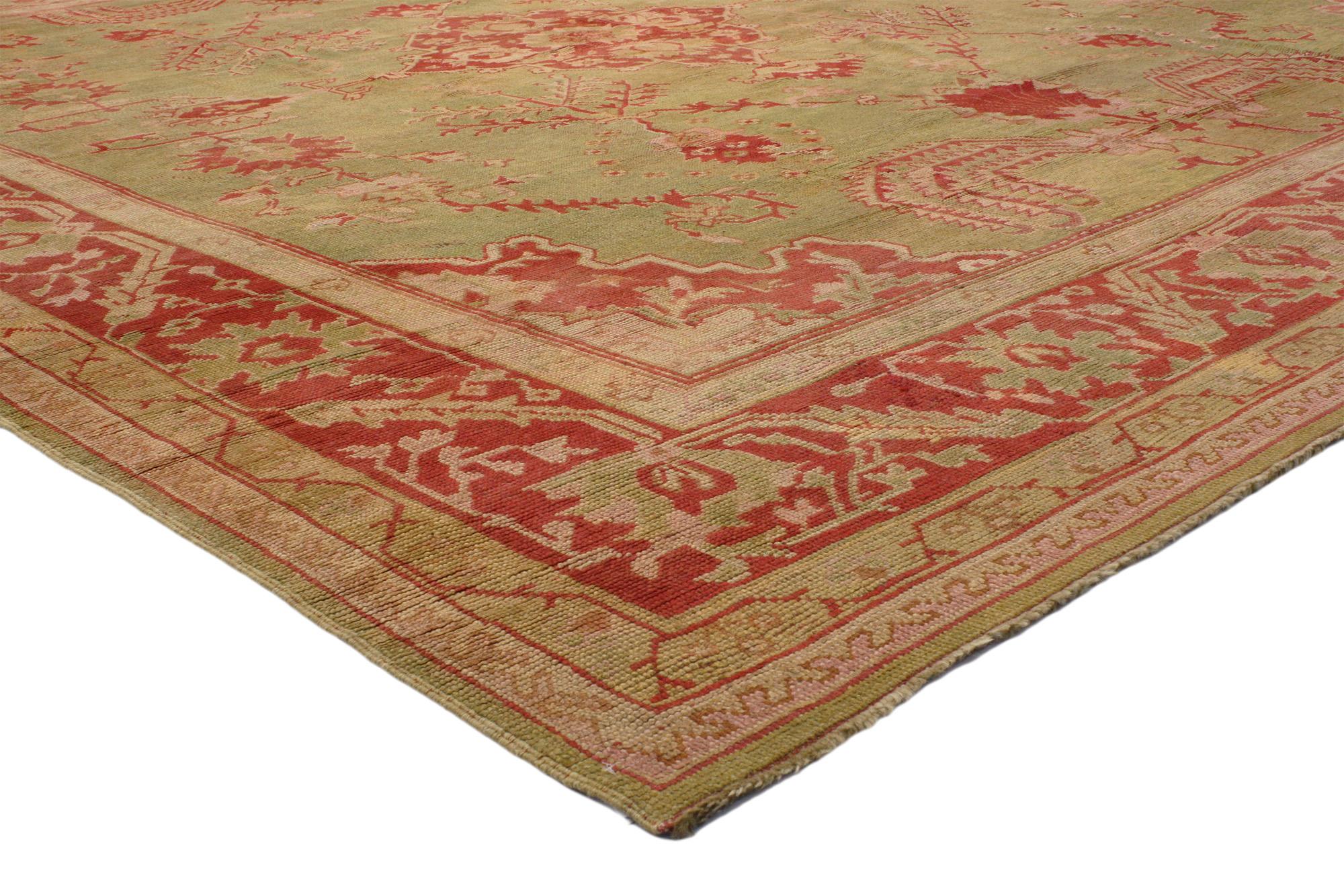 74173 Antiker türkischer Oushak-Teppich mit Trauerweiden-Muster. Dieser handgeknüpfte, farbenfrohe antike türkische Oushak-Teppich aus Wolle zeigt ein rotes Rautenmedaillon mit Palmetten-Finials auf einem abgewetzten und gedämpften Feld in