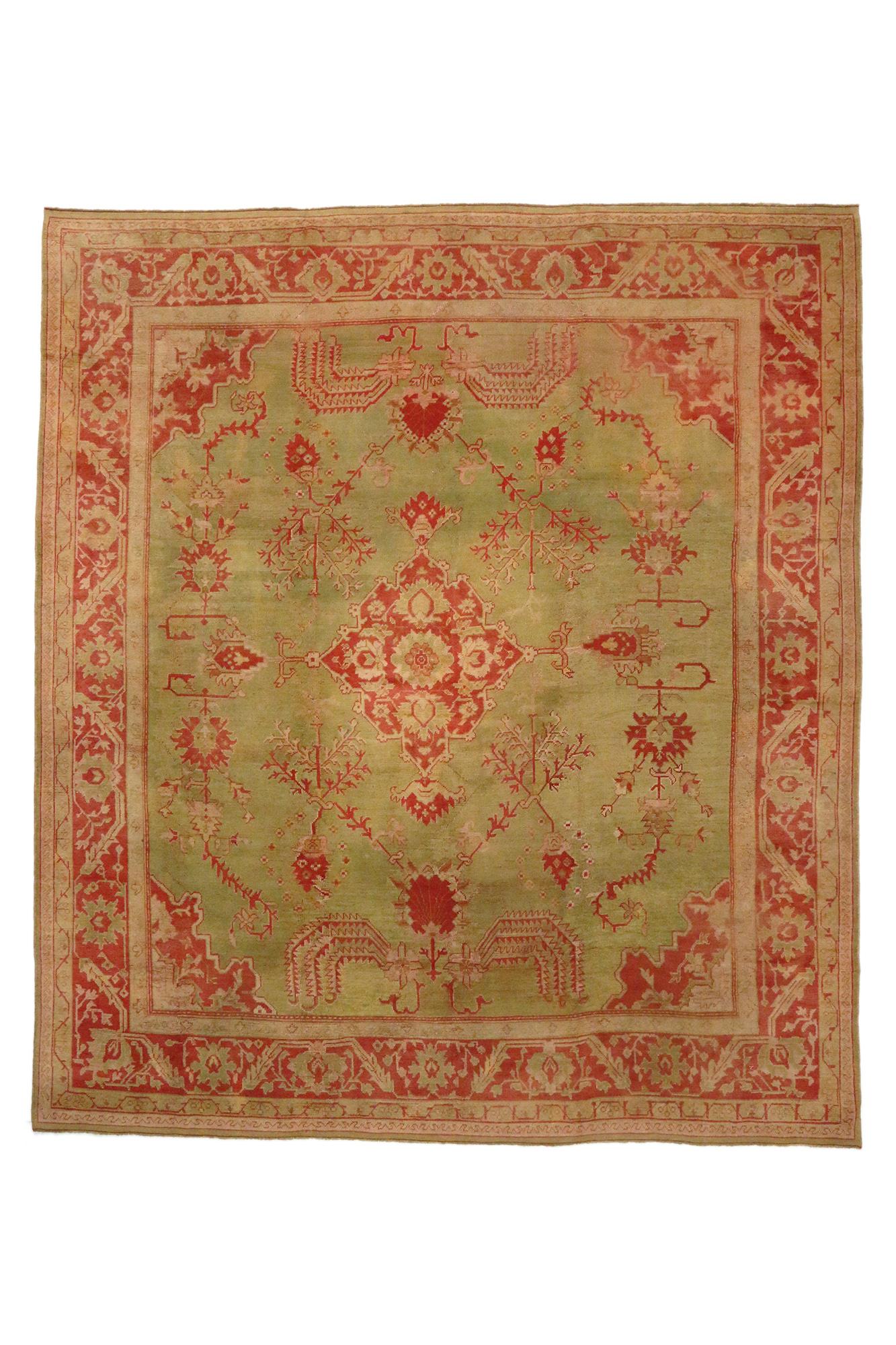 Antiker türkischer Oushak-Teppich mit weichen Weidenbaummuster im Angebot 1