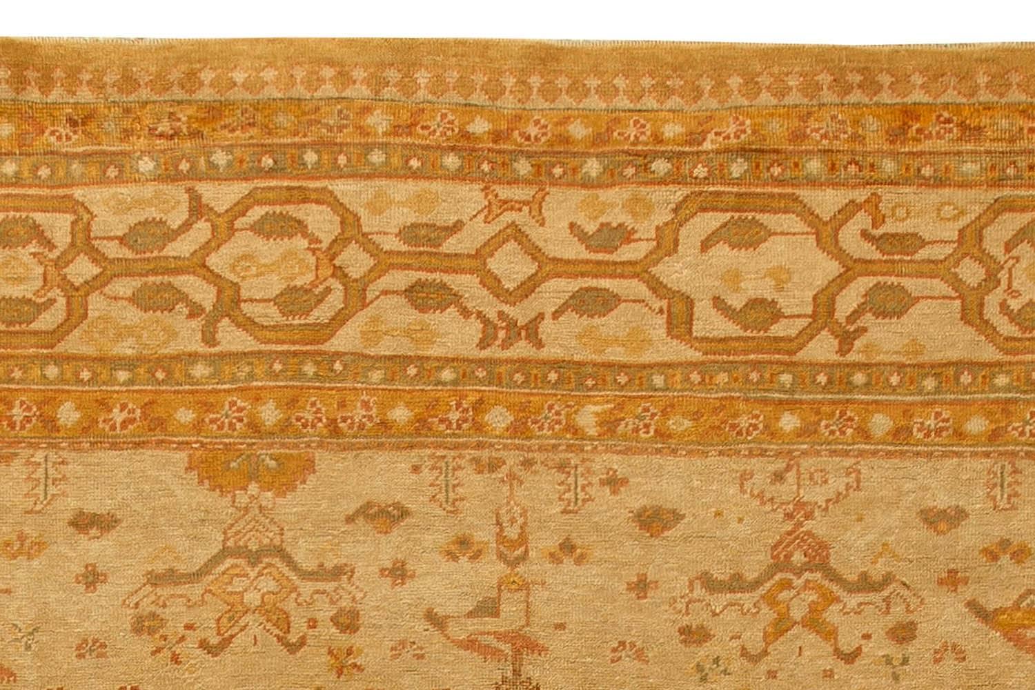 Antiker türkischer Oushak-Teppich aus handgewebter Wolle in Beige im Zustand „Gut“ im Angebot in New York, NY