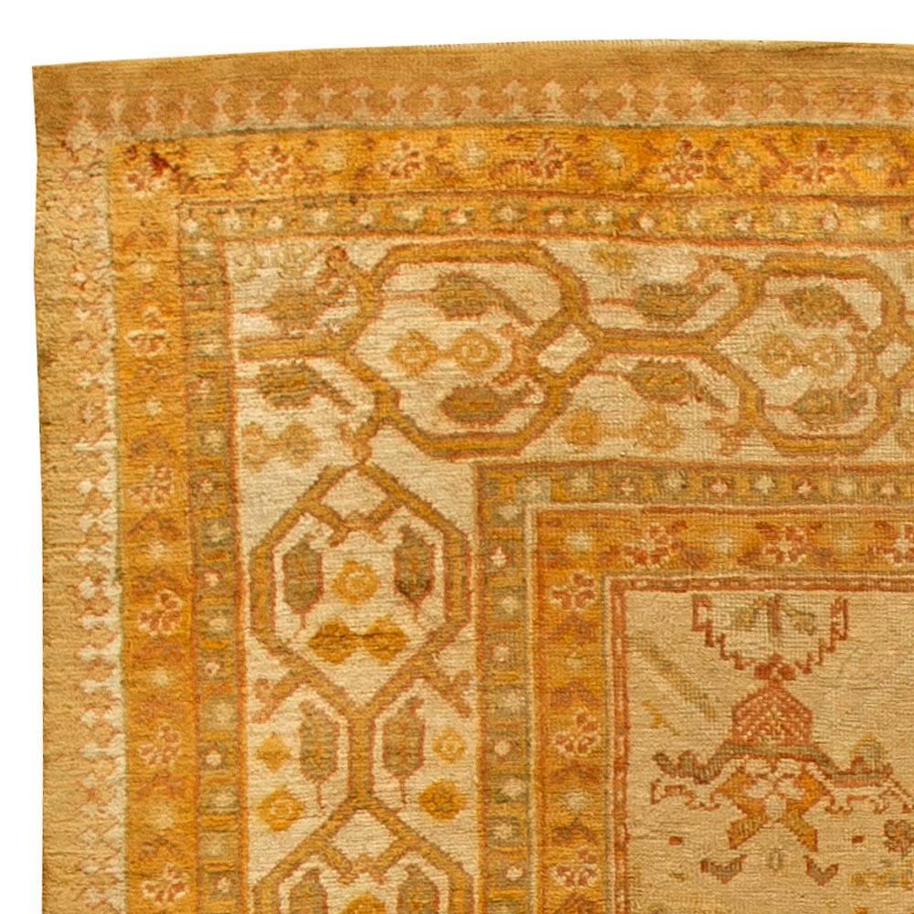 Antiker türkischer Oushak-Teppich aus handgewebter Wolle in Beige im Angebot 1