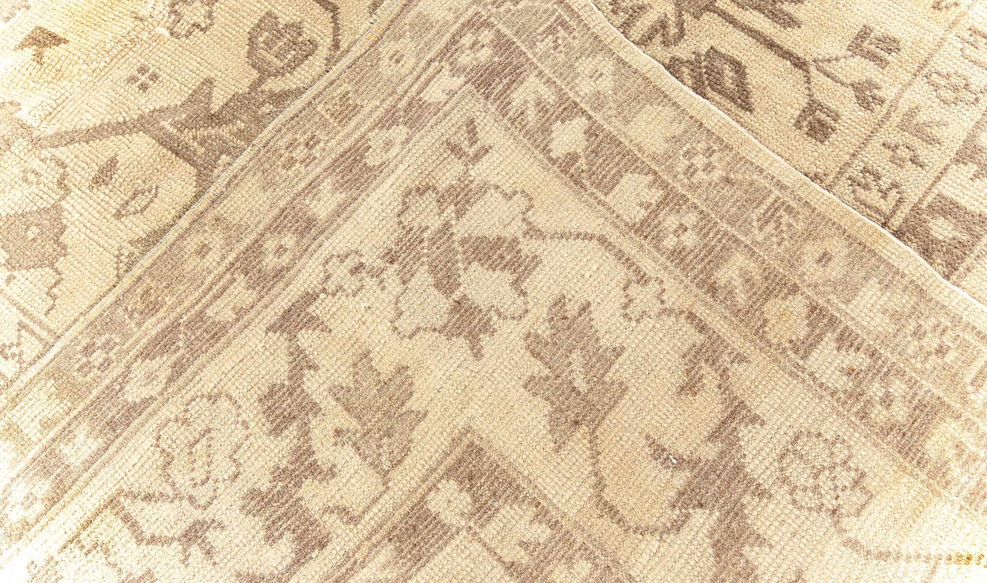 Ancien tapis turc Oushak en laine tissé à la main en vente 1