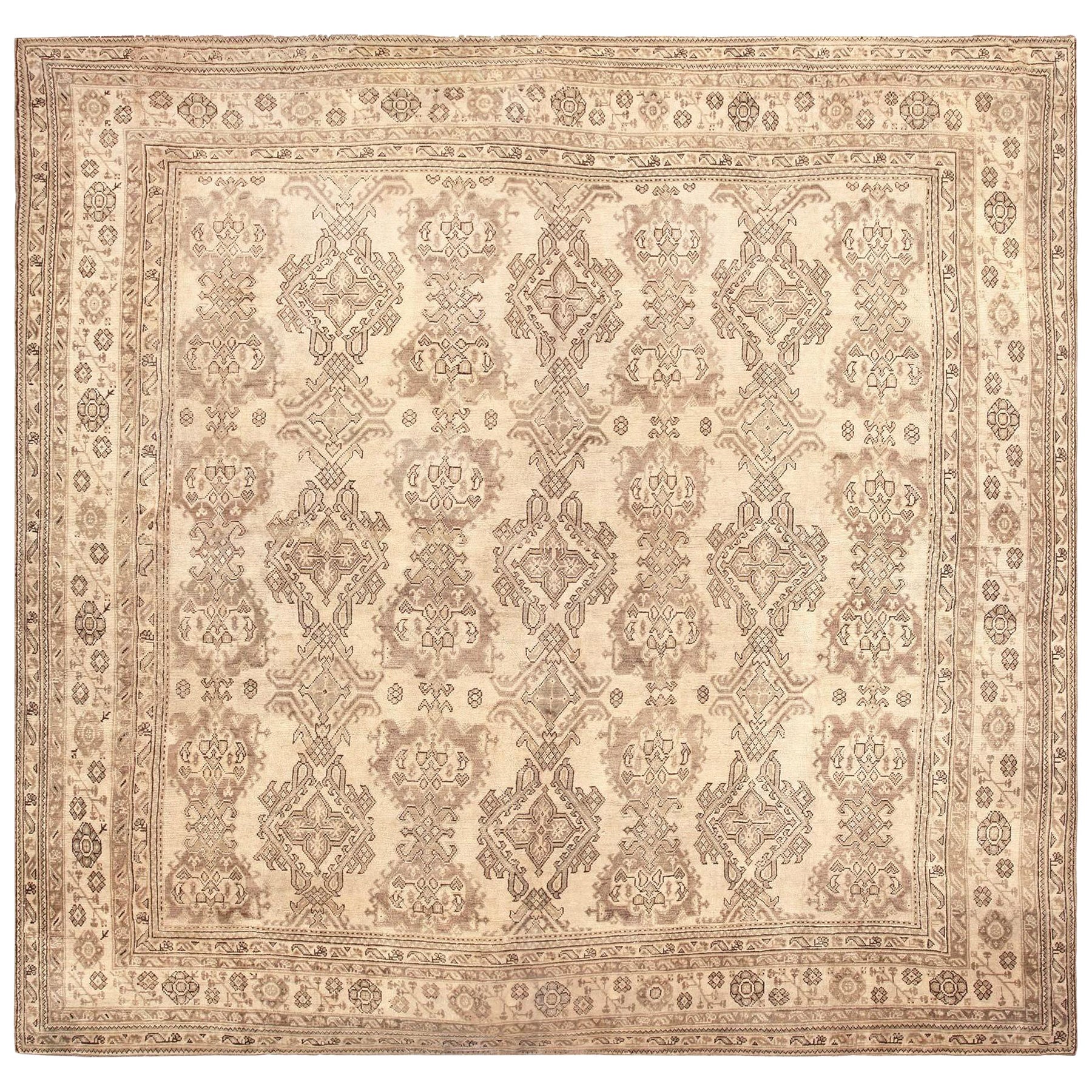 Tapis turc antique d'Oushak. 17 pieds 7 pouces x 18 pieds 7 pouces