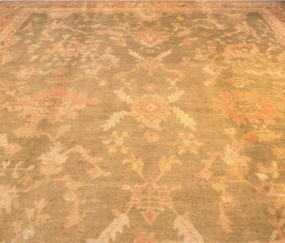 Authentic Turkish Oushak Handmade Wool Rug In Good Condition For Sale In New York, NY