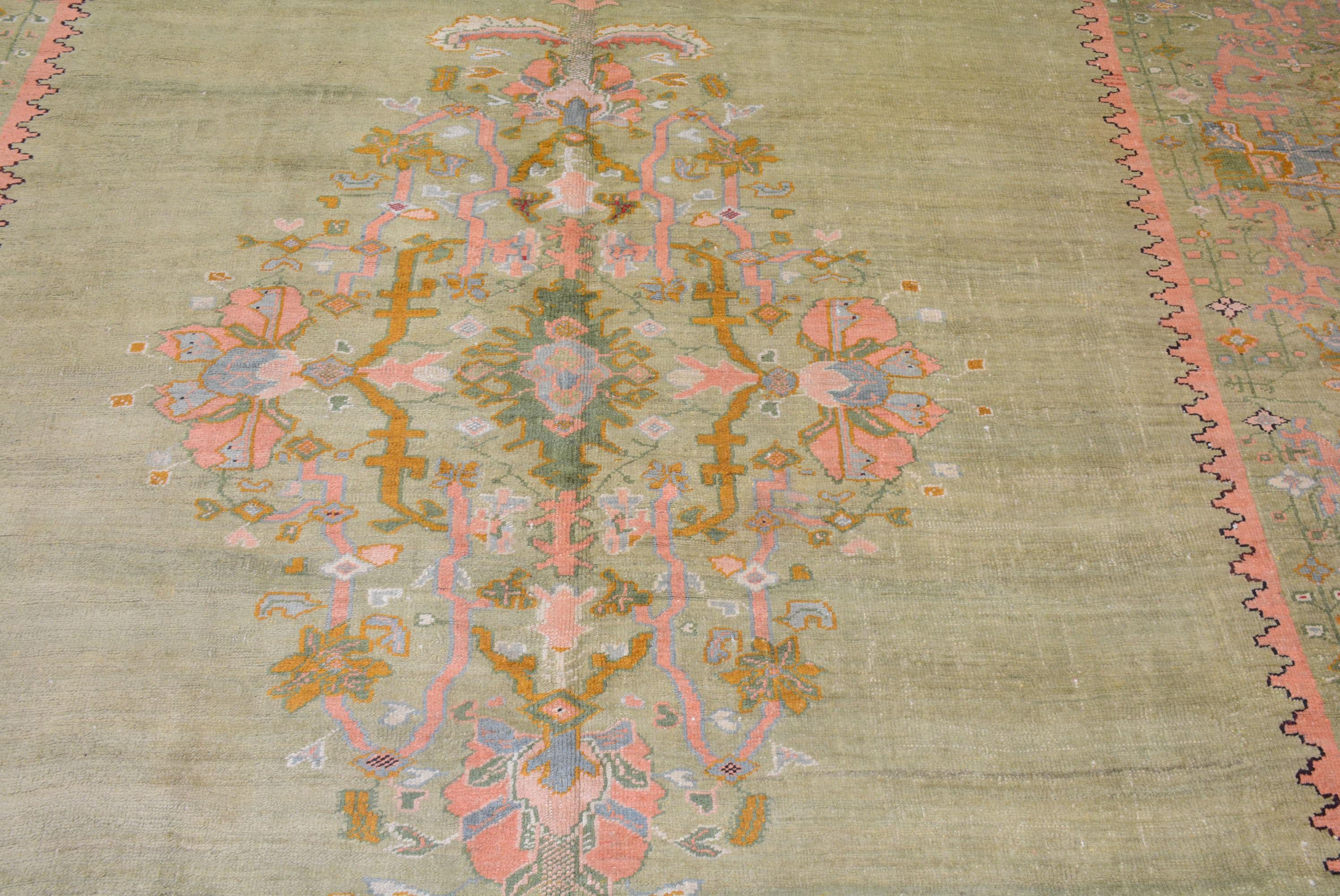 Antiker türkischer Oushak-Teppich im Zustand „Hervorragend“ im Angebot in Closter, NJ