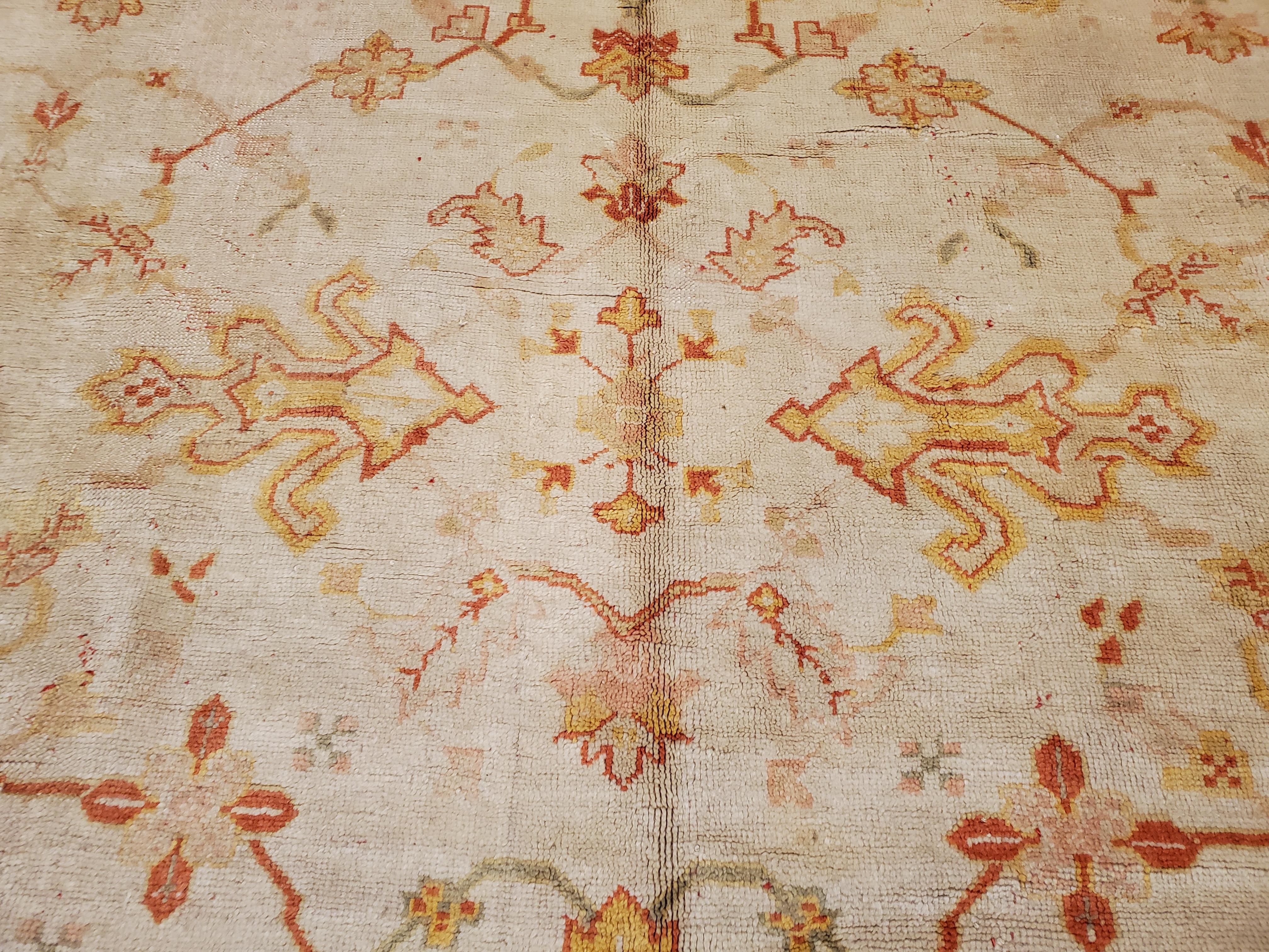 Antiker türkischer Oushak-Teppich, handgefertigter orientalischer Teppich, Beige, Taupe, blasse Koralle (19. Jahrhundert) im Angebot