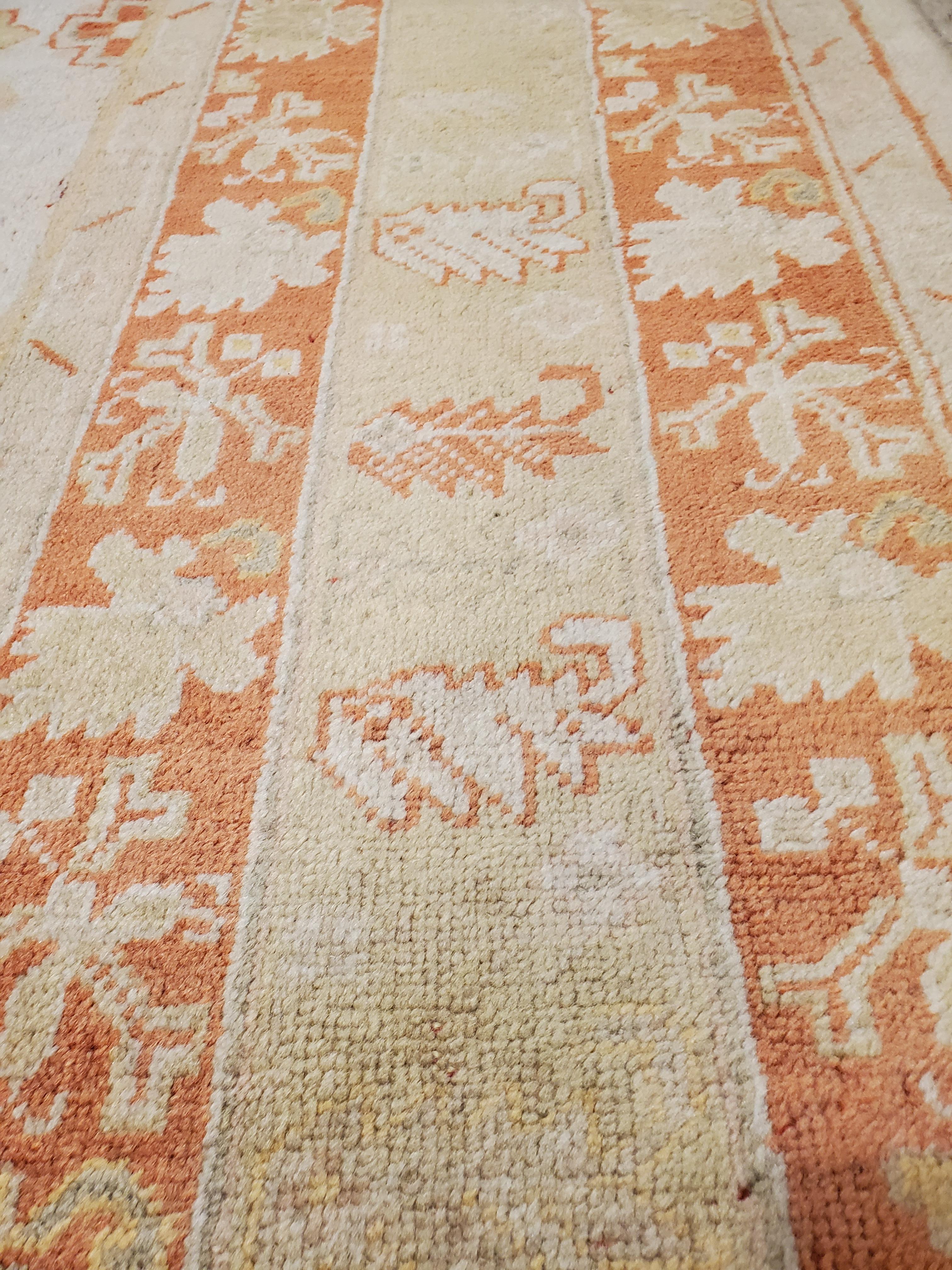 Antiker türkischer Oushak-Teppich, handgefertigter orientalischer Teppich, Beige, Taupe, blasse Koralle im Angebot 1