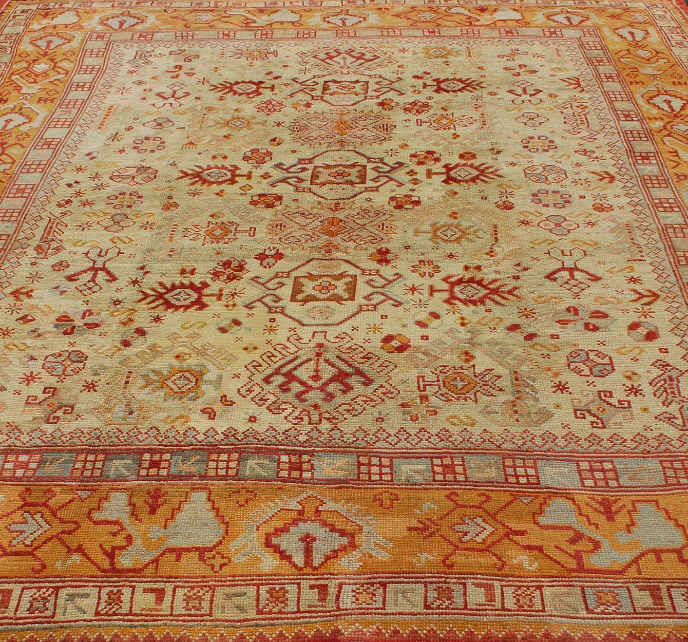 Tapis turc ancien d'Oushak avec motifs sur toute sa surface en rouge, taupe et orange en vente 2