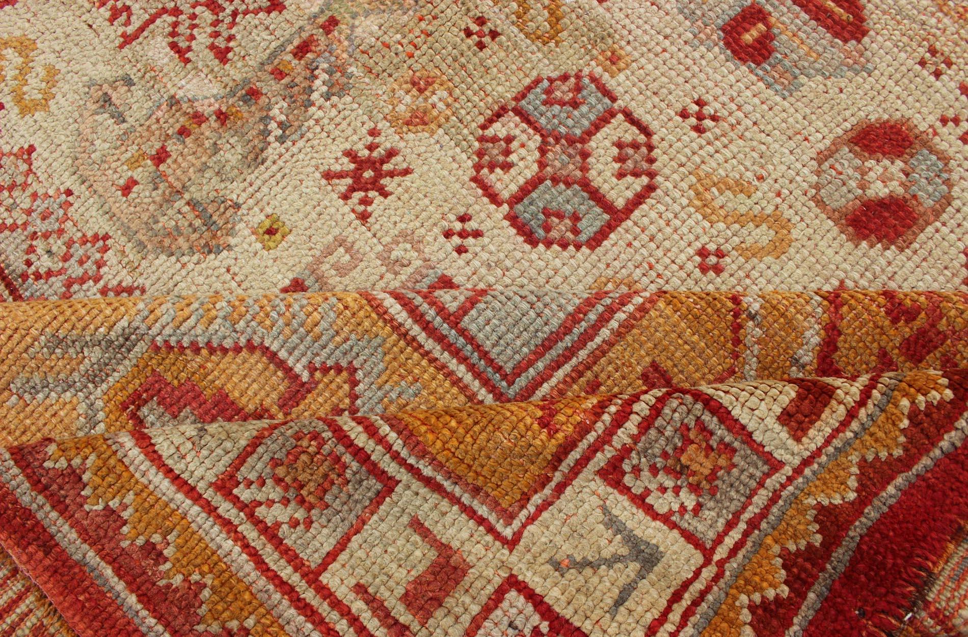 Tapis turc ancien d'Oushak avec motifs sur toute sa surface en rouge, taupe et orange en vente 4