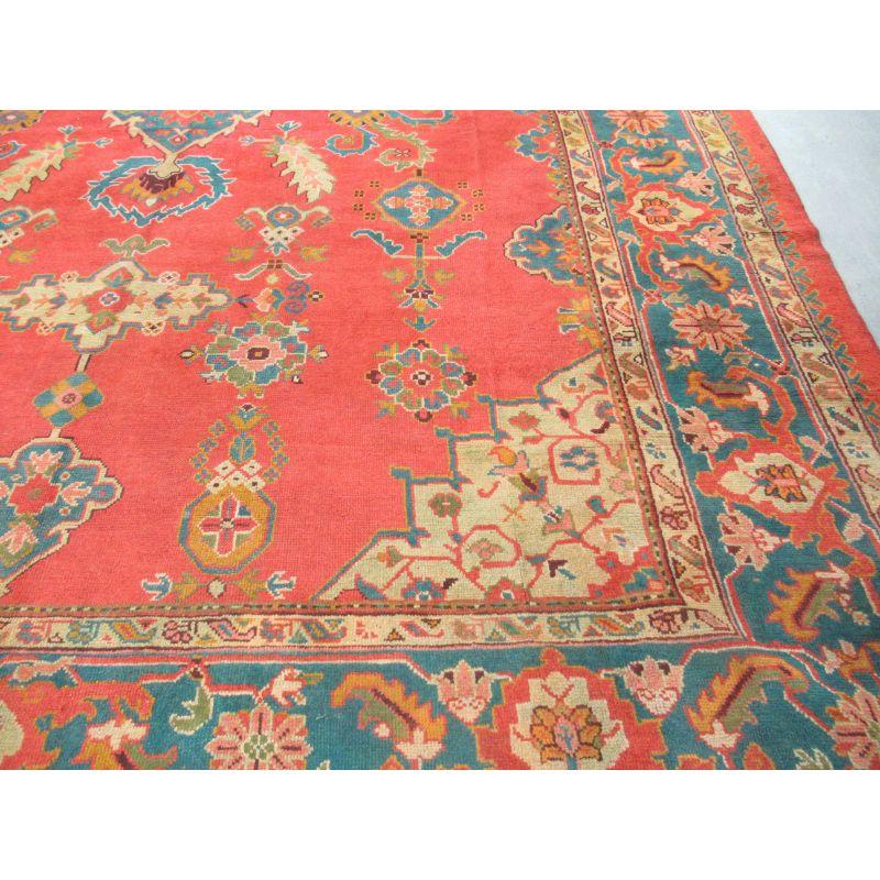 Antiker türkischer Oushak-Teppich von hervorragender Farbe mit einem kleinen Medaillon-Muster.

Ein wirklich hervorragender Oushak-Teppich aus dem späten 19. Jahrhundert mit einem traditionellen kleinen Medaillon-Muster auf einem sehr weichen,