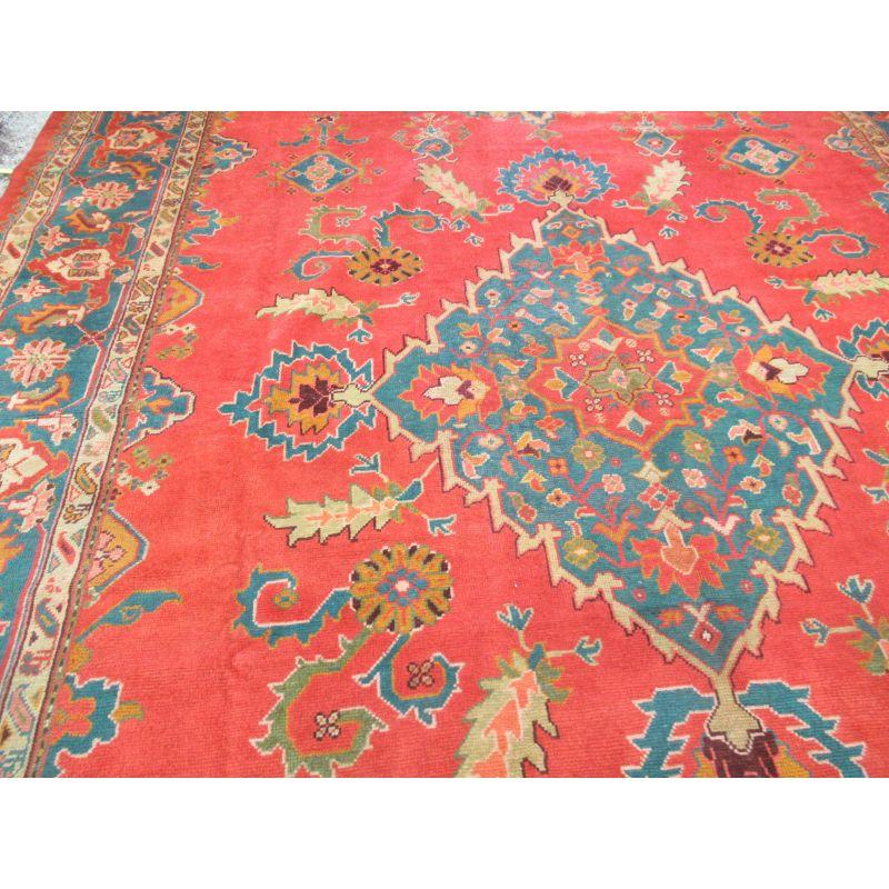Antiker türkischer Oushak-Teppich in herausragender Farbe mit kleinem Medaillon-Design (Türkisch) im Angebot