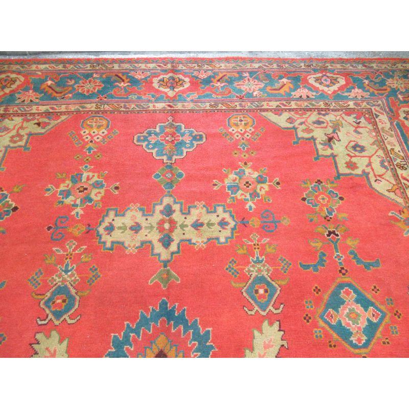 Antiker türkischer Oushak-Teppich in herausragender Farbe mit kleinem Medaillon-Design im Zustand „Gut“ im Angebot in Moreton-In-Marsh, GB