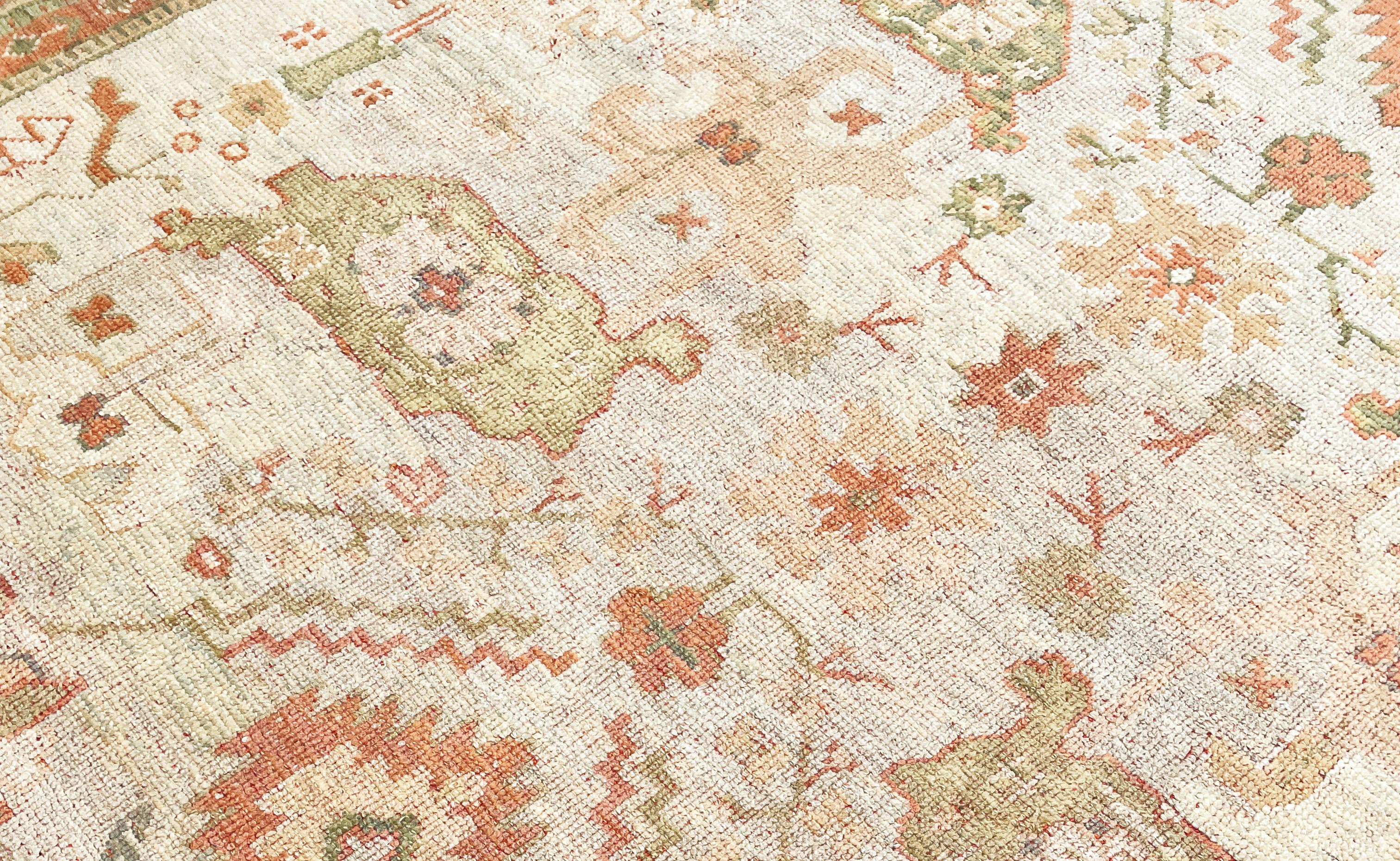 Antiker türkischer Oushak-Teppich, Ölgemälde für Ihren Boden  im Zustand „Gut“ im Angebot in Evanston, IL