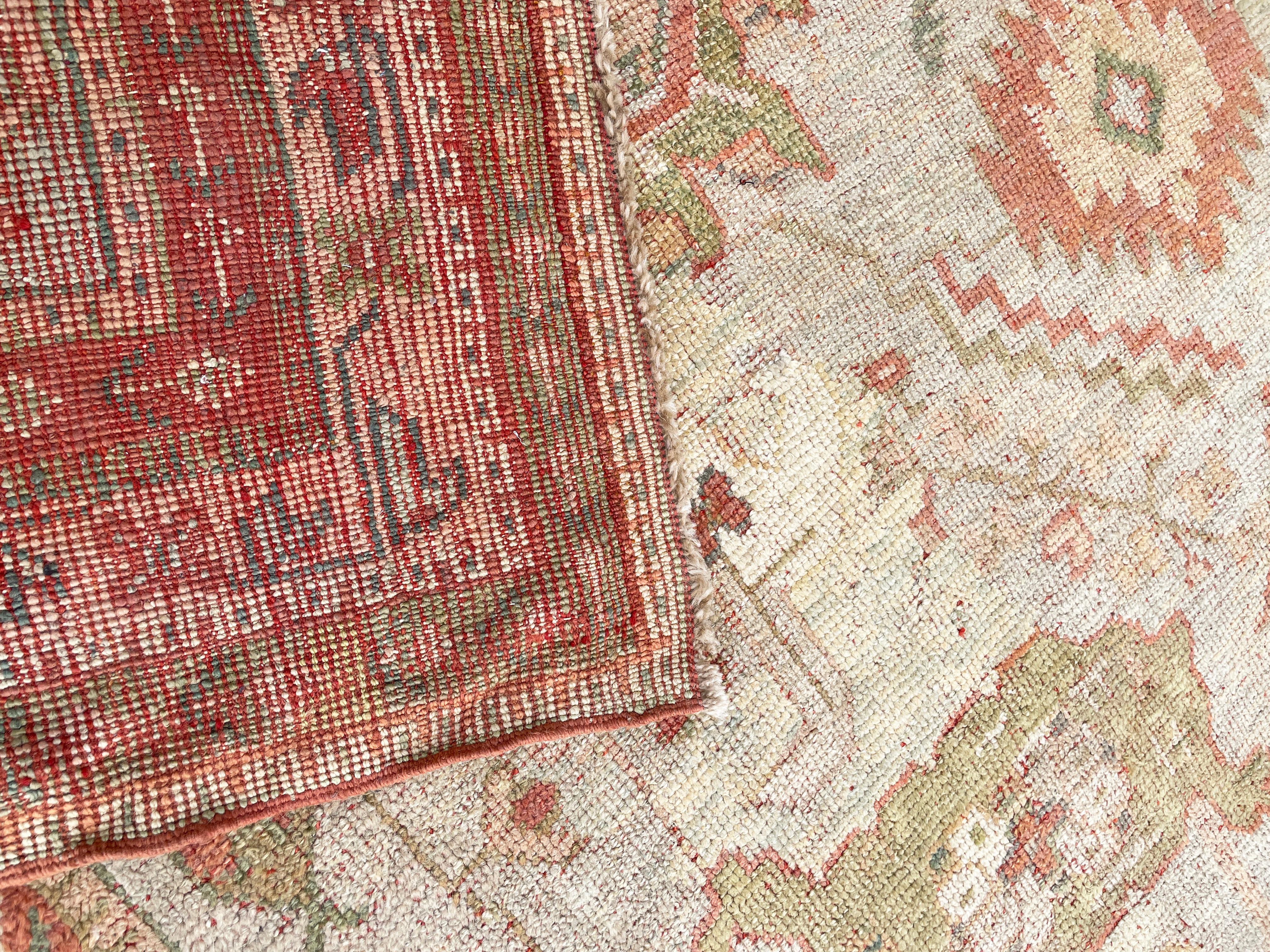 Antiker türkischer Oushak-Teppich, Ölgemälde für Ihren Boden  (Wolle) im Angebot