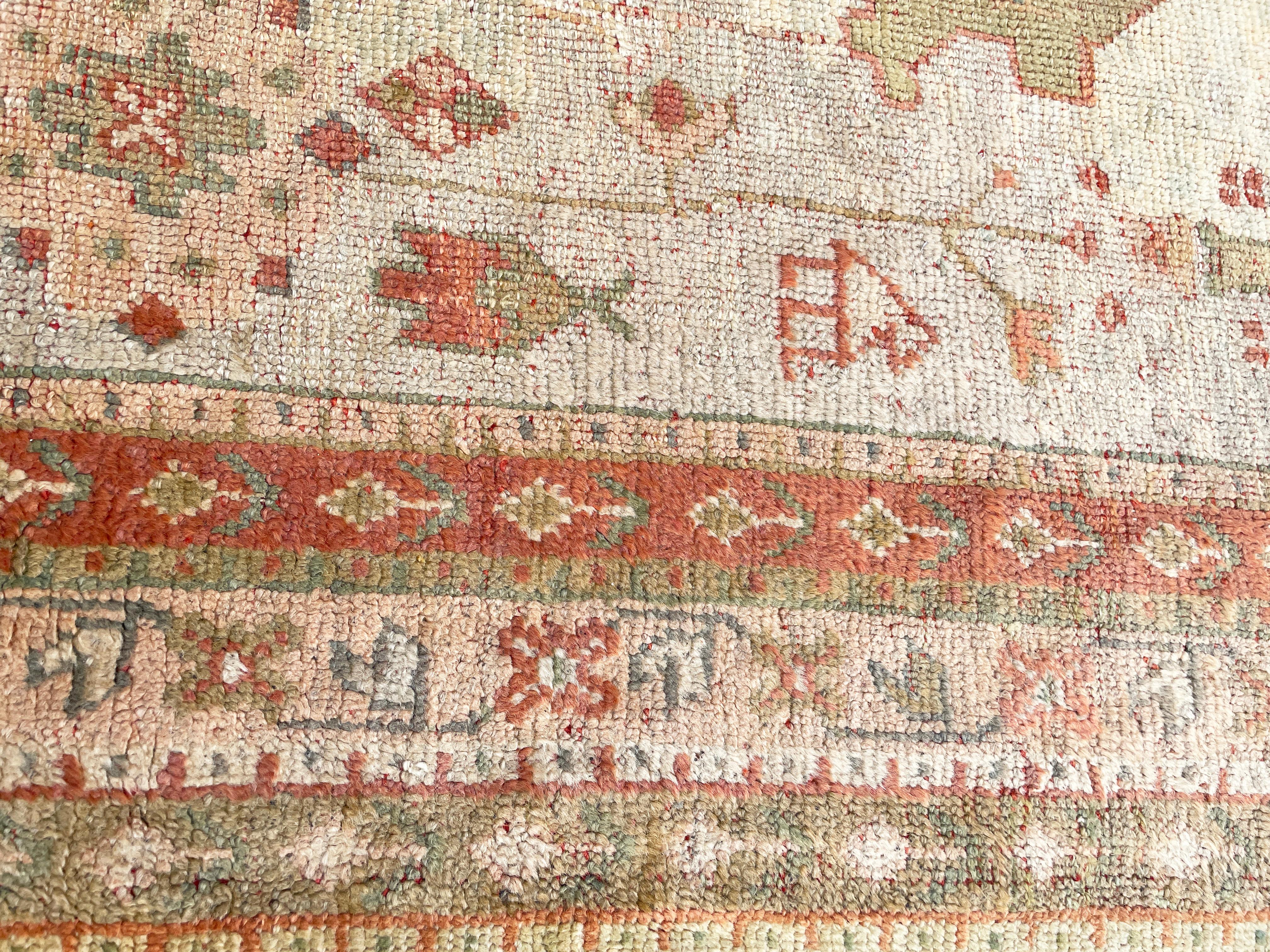 Antiker türkischer Oushak-Teppich, Ölgemälde für Ihren Boden  im Angebot 1