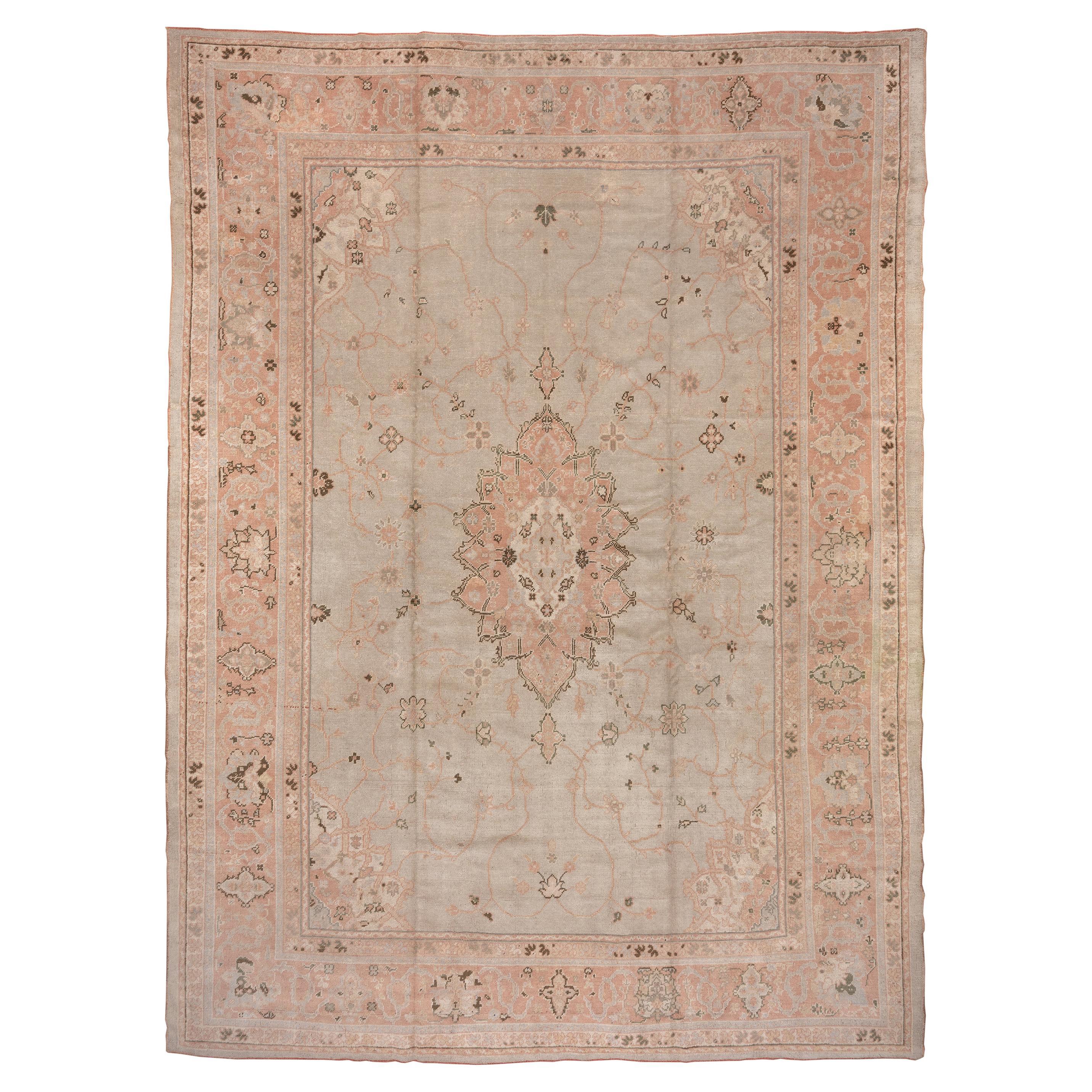 Tapis turc antique d'Oushak, champ gris doux et bordures rose clair, circa 1920