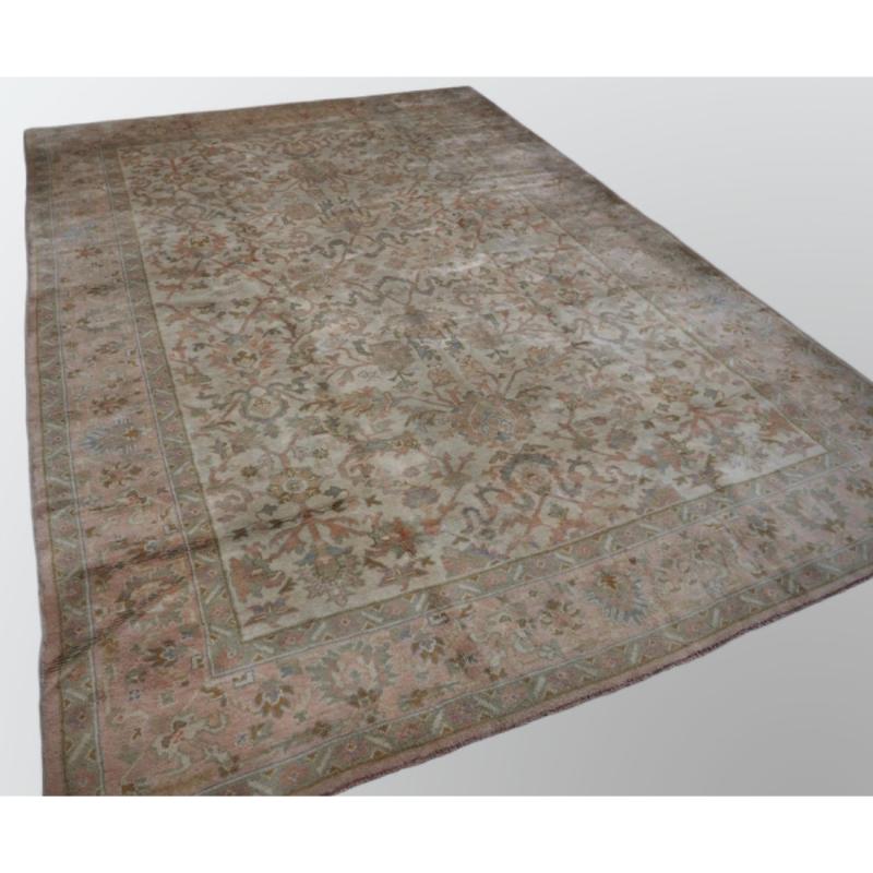 Antiker türkischer Oushak-Teppich mit sanfter Farbe und Allover-Muster
CIRCA 1920

Ein sehr guter türkischer Oushak-Teppich in kleiner Raumgröße mit einem floralen Muster in sanften Pastellfarben auf elfenbeinfarbenem Grund Die traditionelle