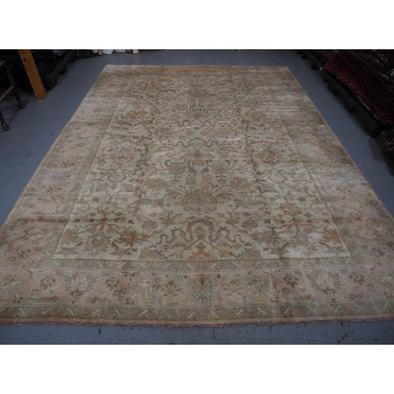 Antiker türkischer Oushak-Teppich, weiche Rosatöne und pastellfarben, um 1920 im Zustand „Hervorragend“ im Angebot in Moreton-In-Marsh, GB